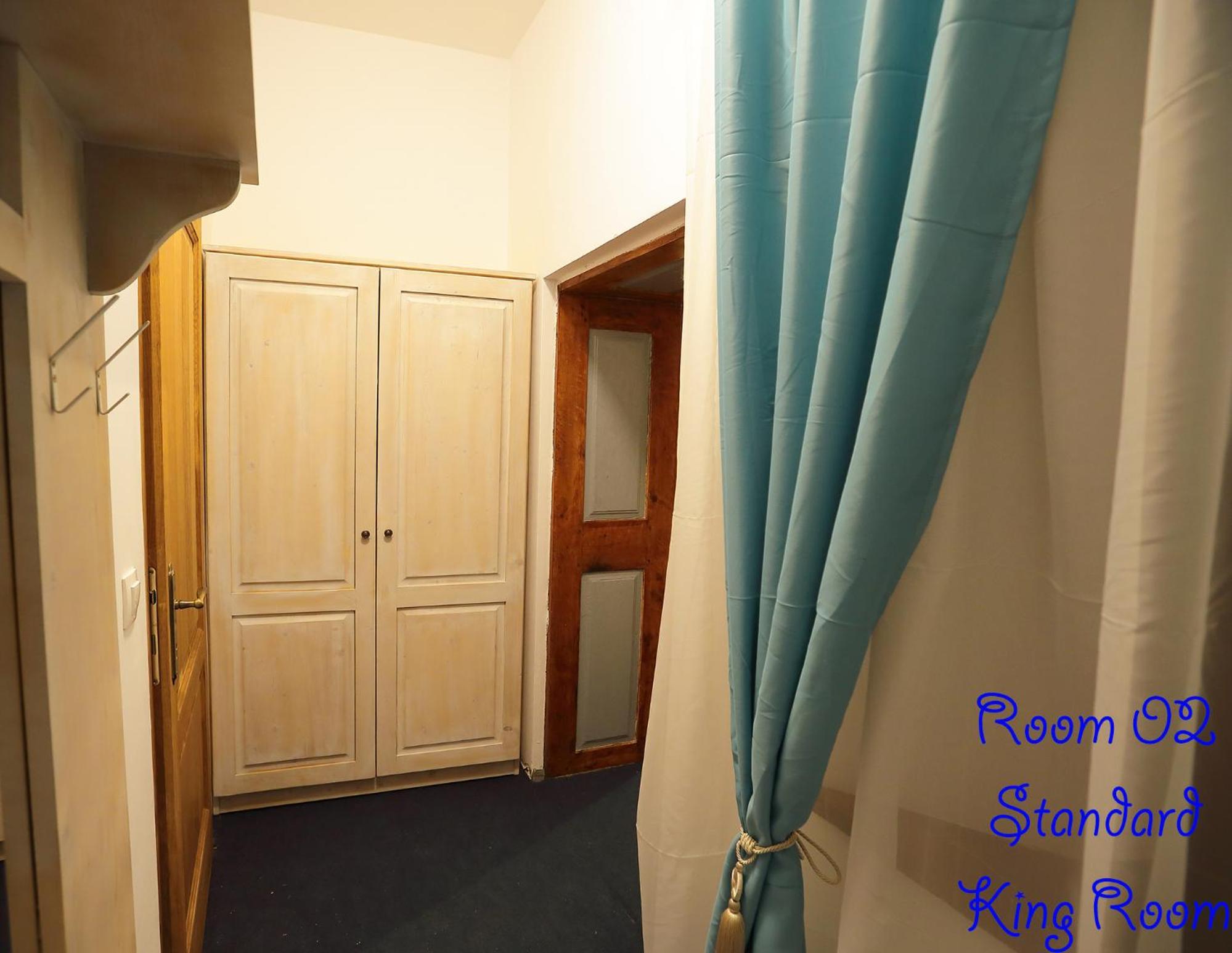 Standard King Room - Photo 15