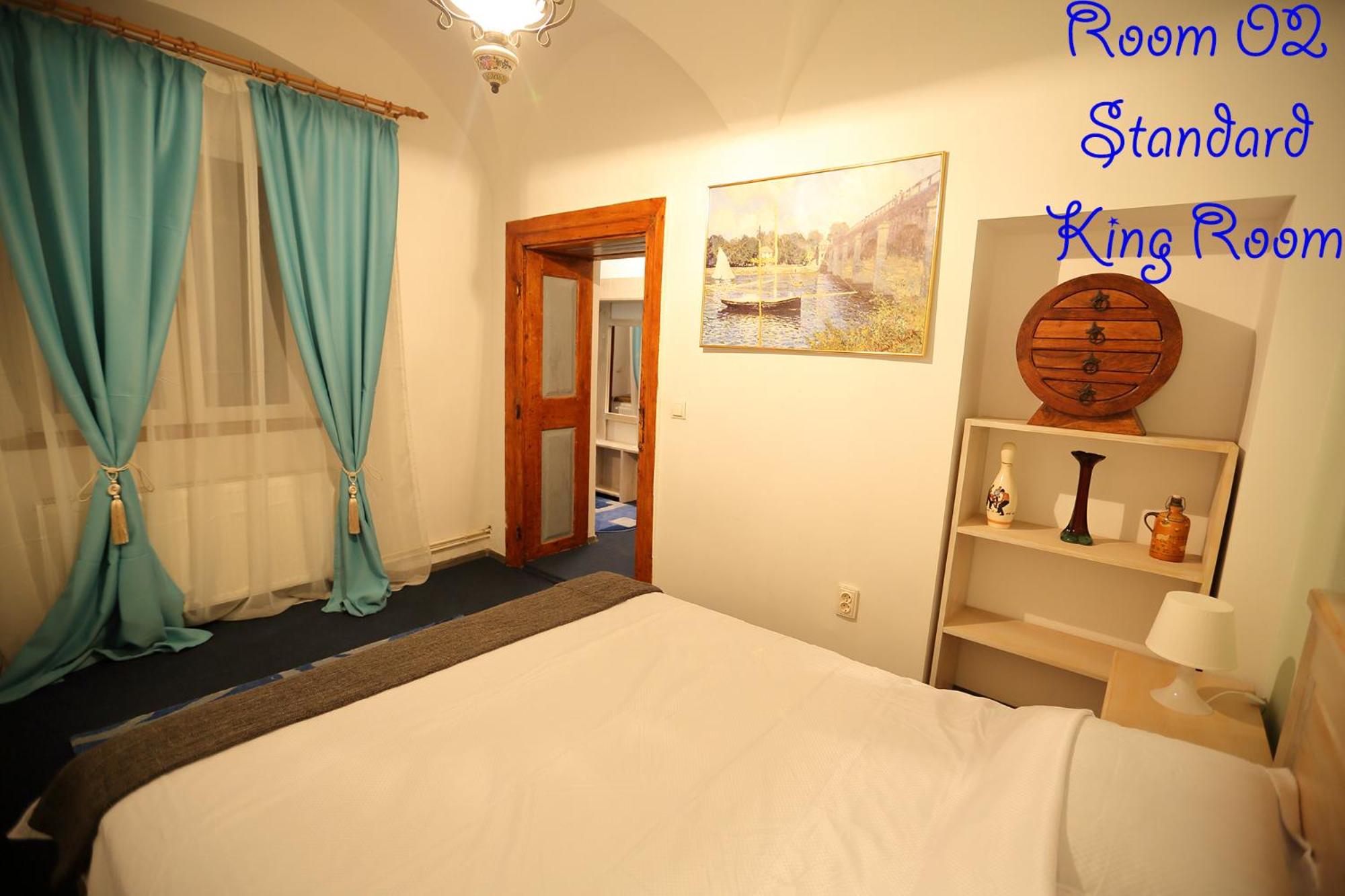 Standard King Room - Photo 14