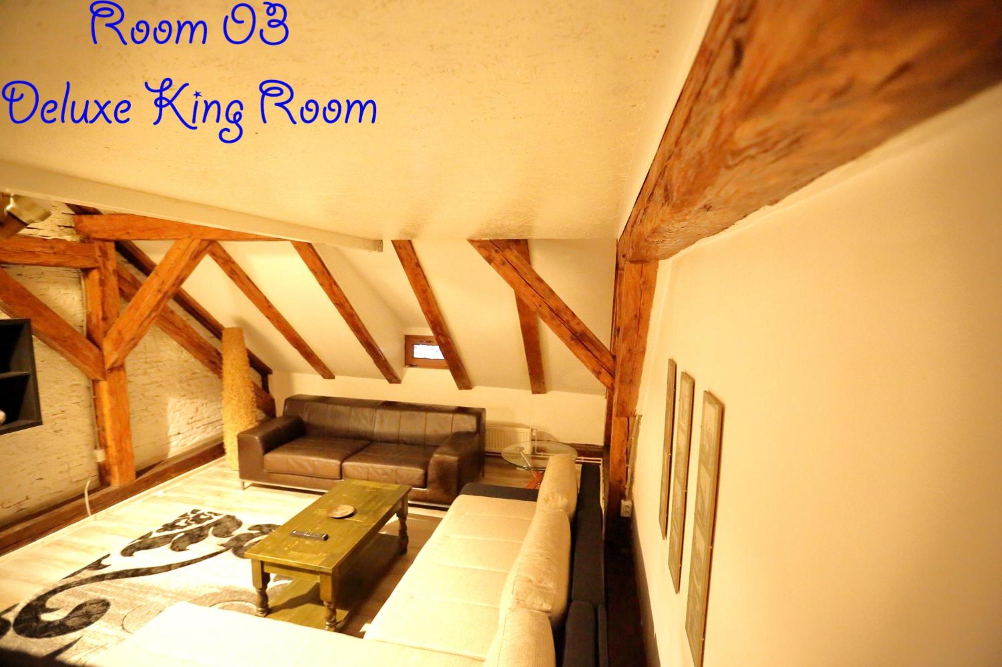 Deluxe King Room - Photo 9