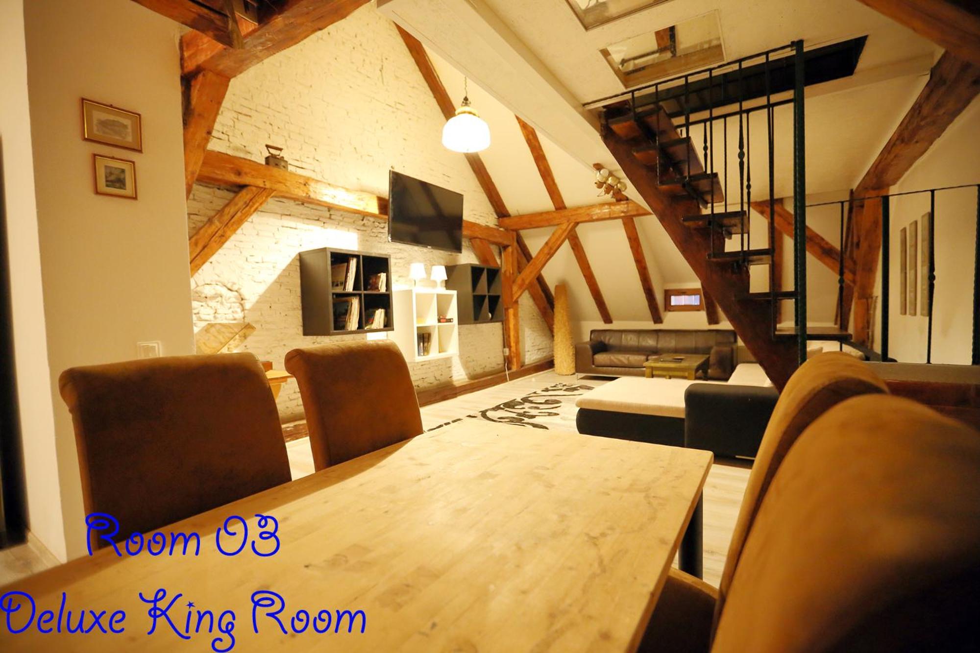 Deluxe King Room - Photo 10