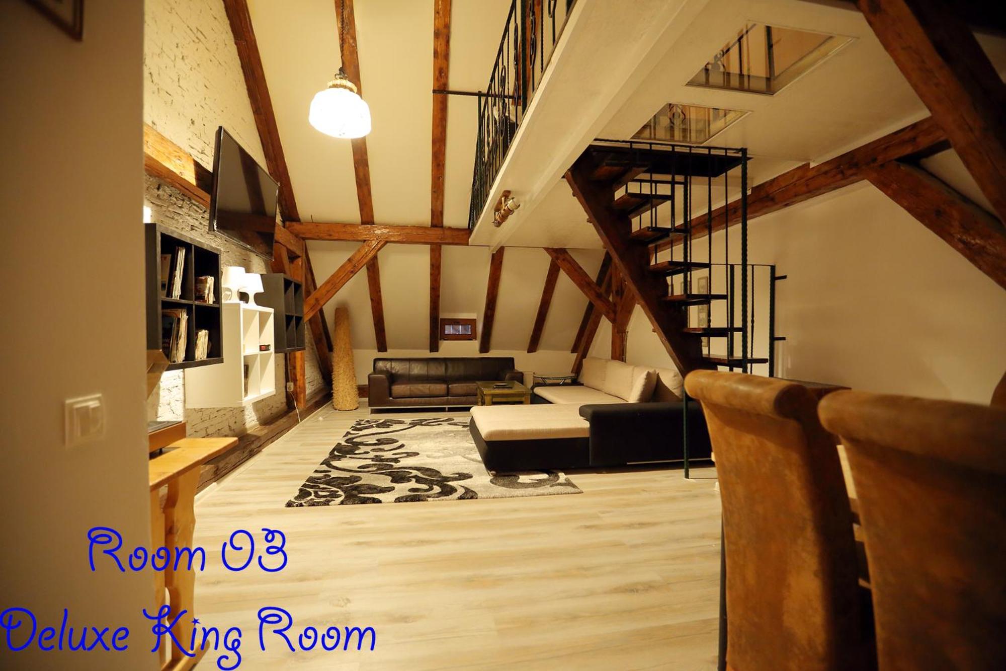 Deluxe King Room - Photo 11