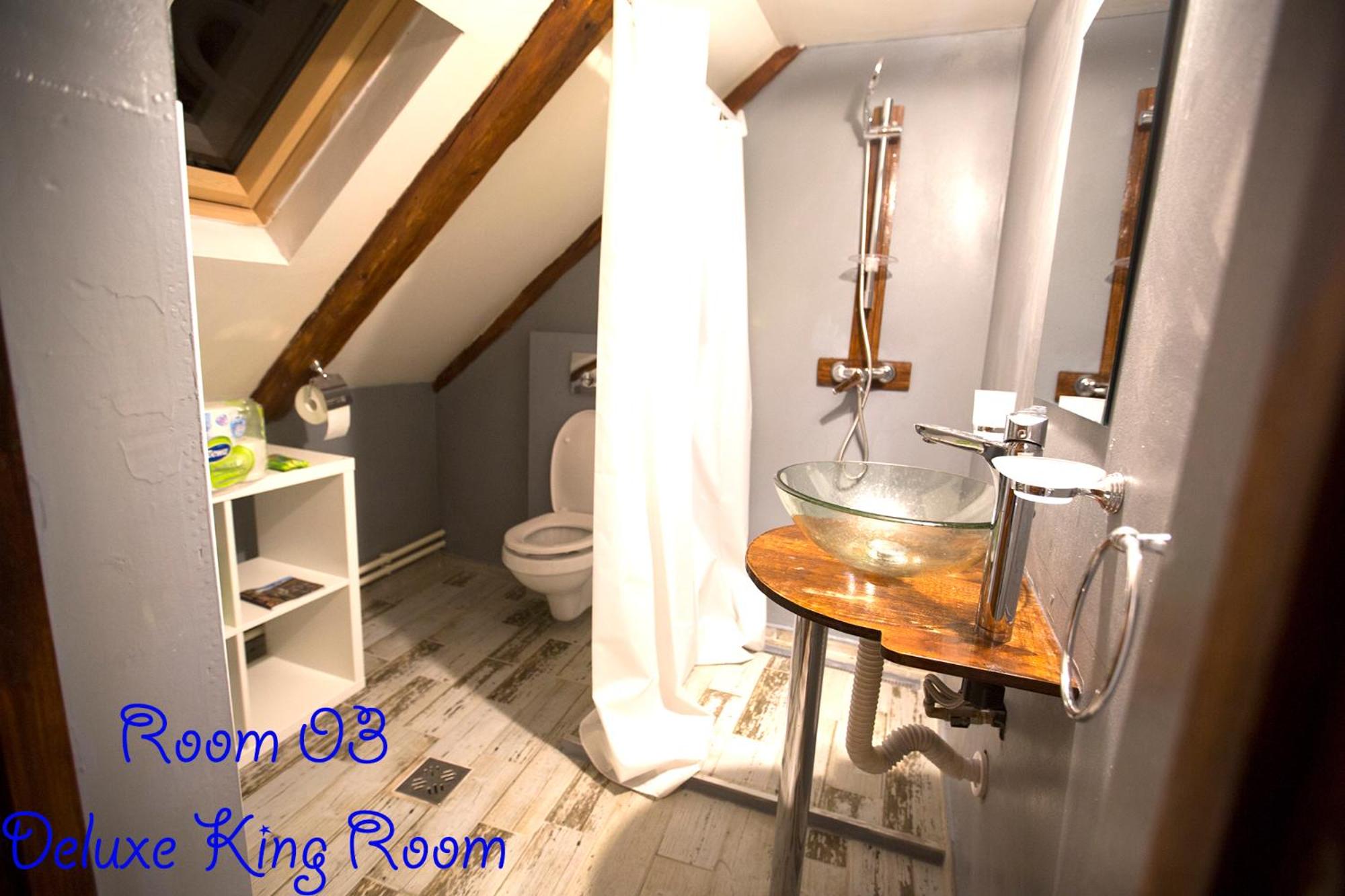 Deluxe King Room - Photo 14