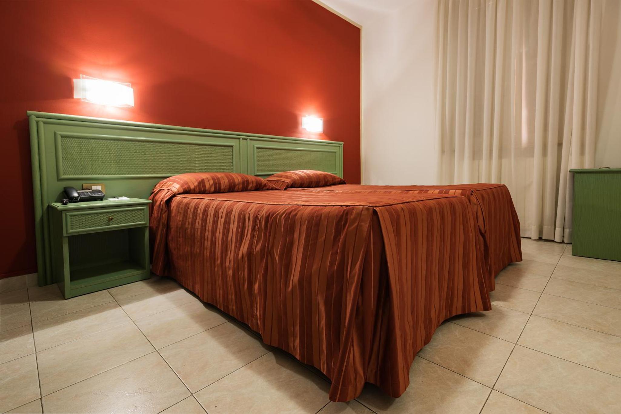 Standard Double or Twin Room - Photo 3