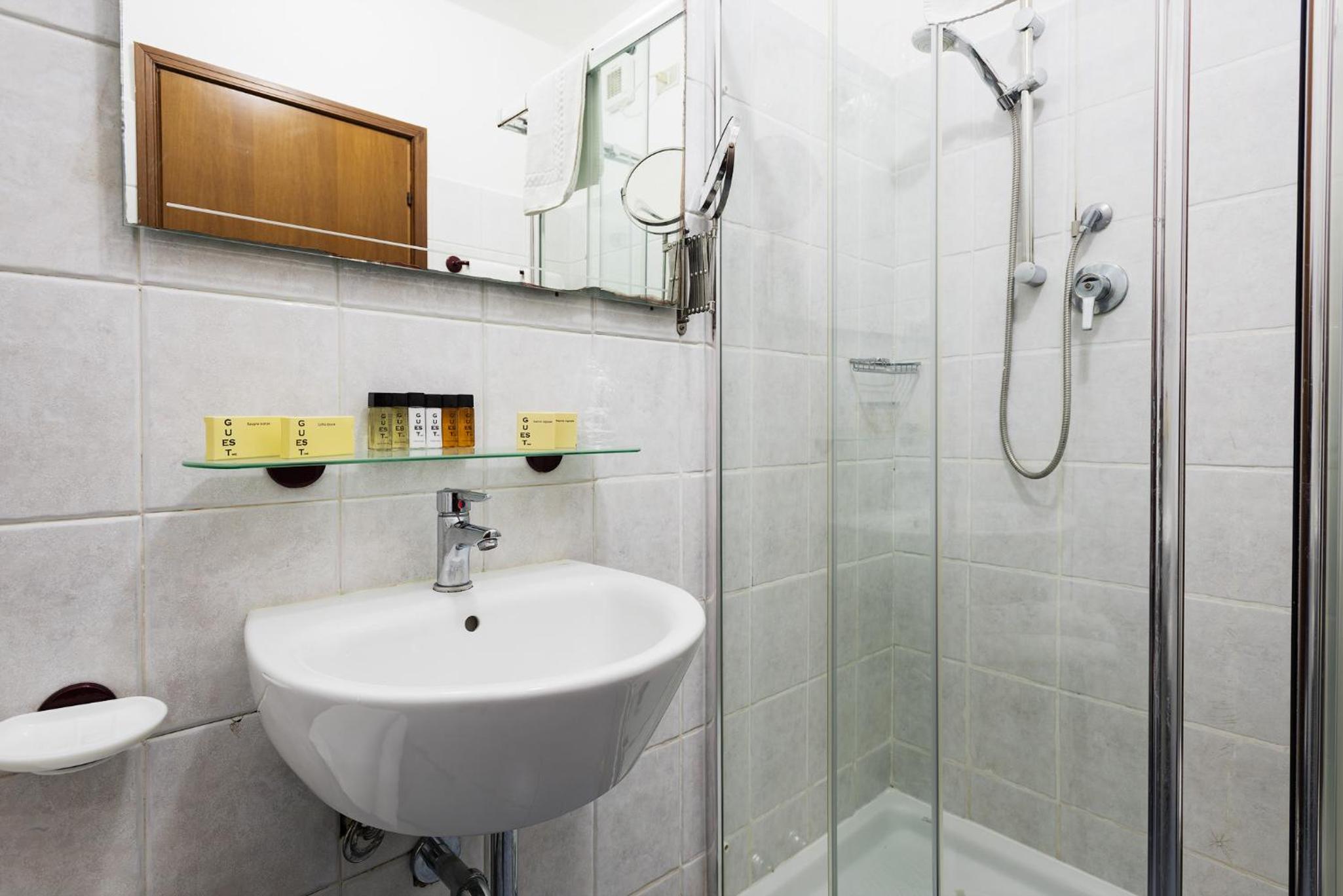 Standard Double or Twin Room - Photo 4