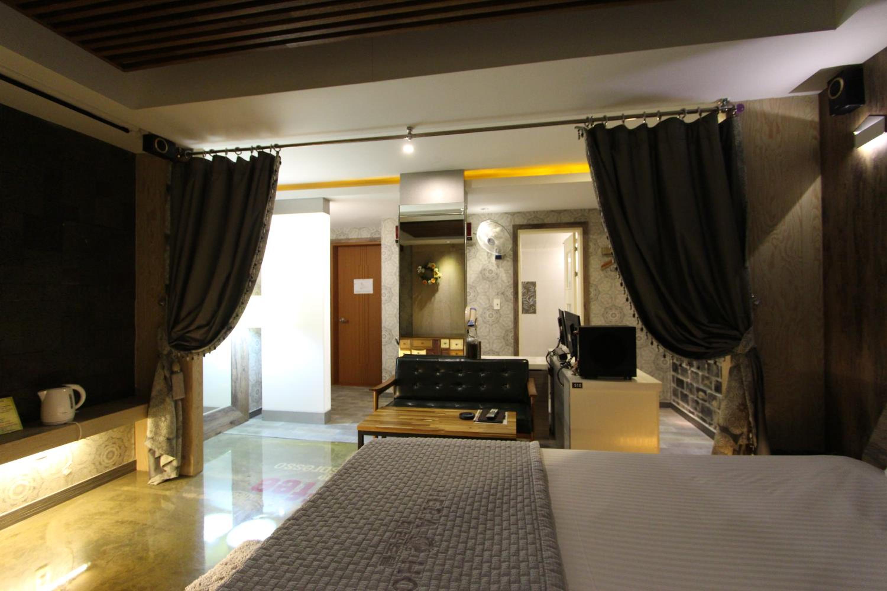 Deluxe King Room - Photo 5