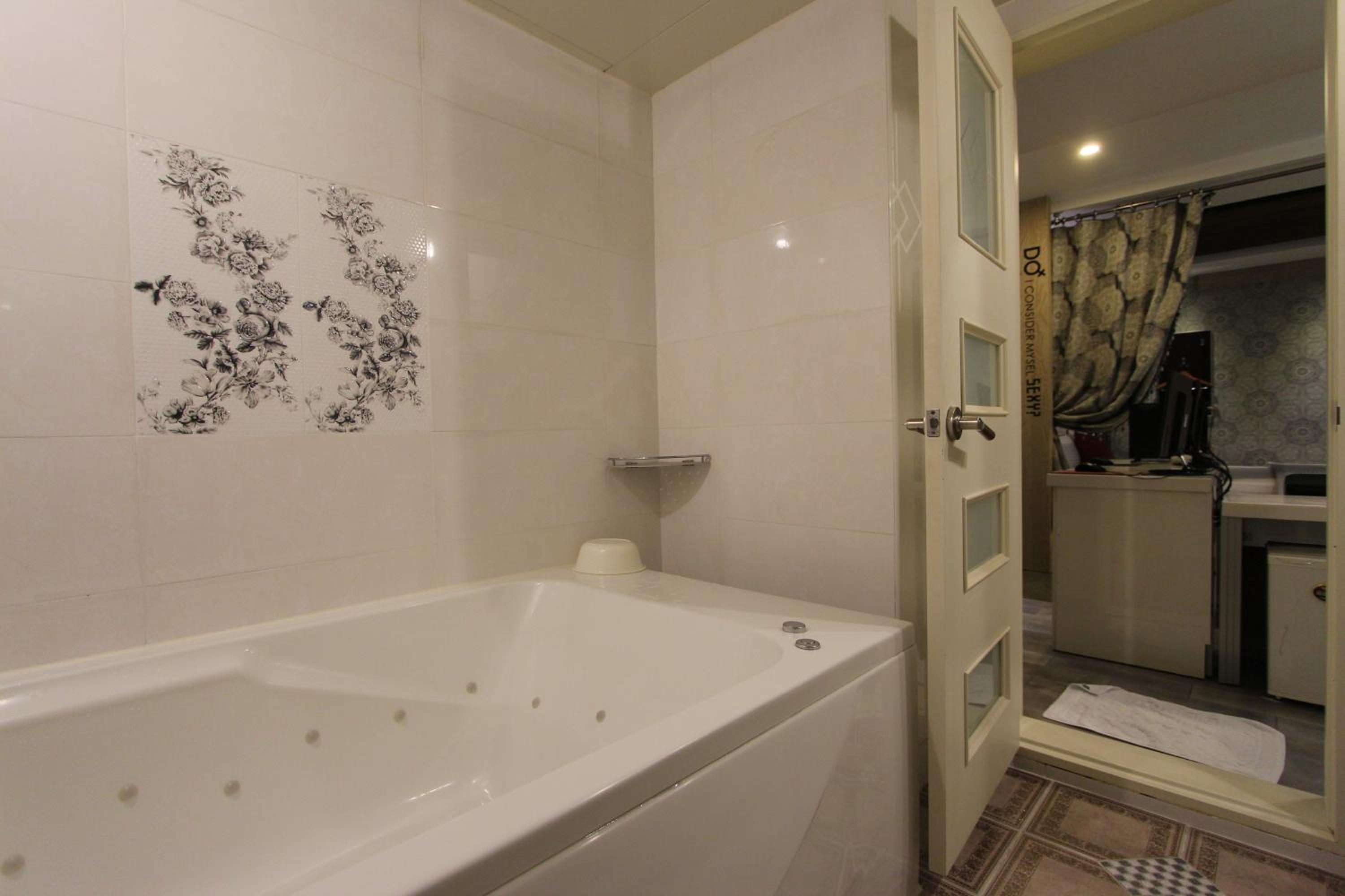 Deluxe King Room - Photo 4