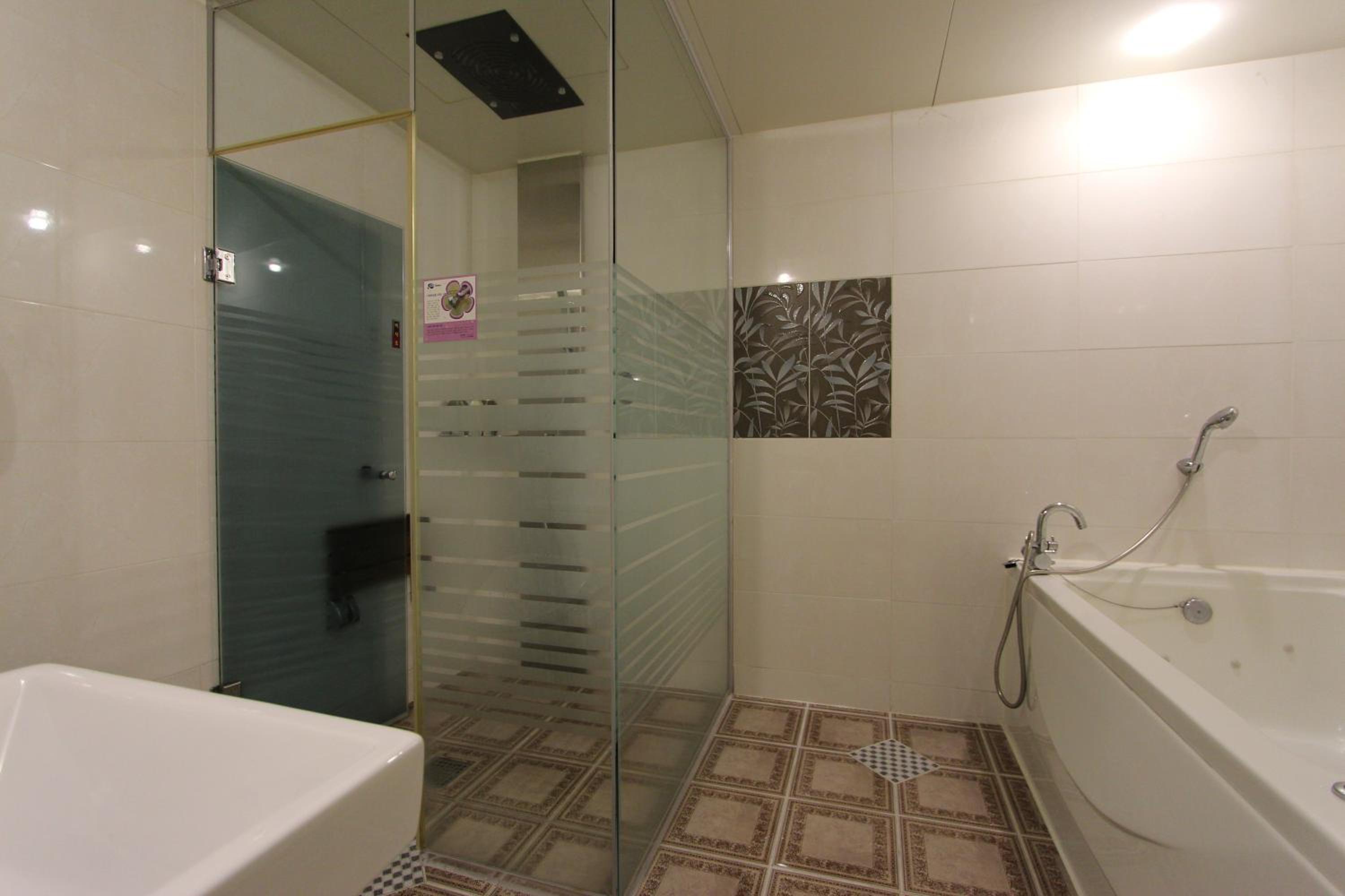 Standard King Room - Photo 4