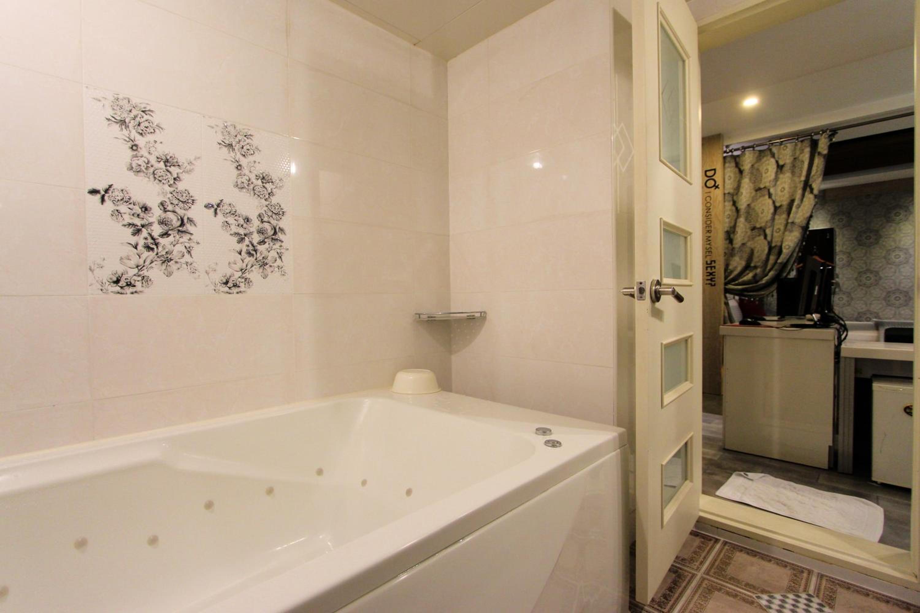 Standard King Room - Photo 5