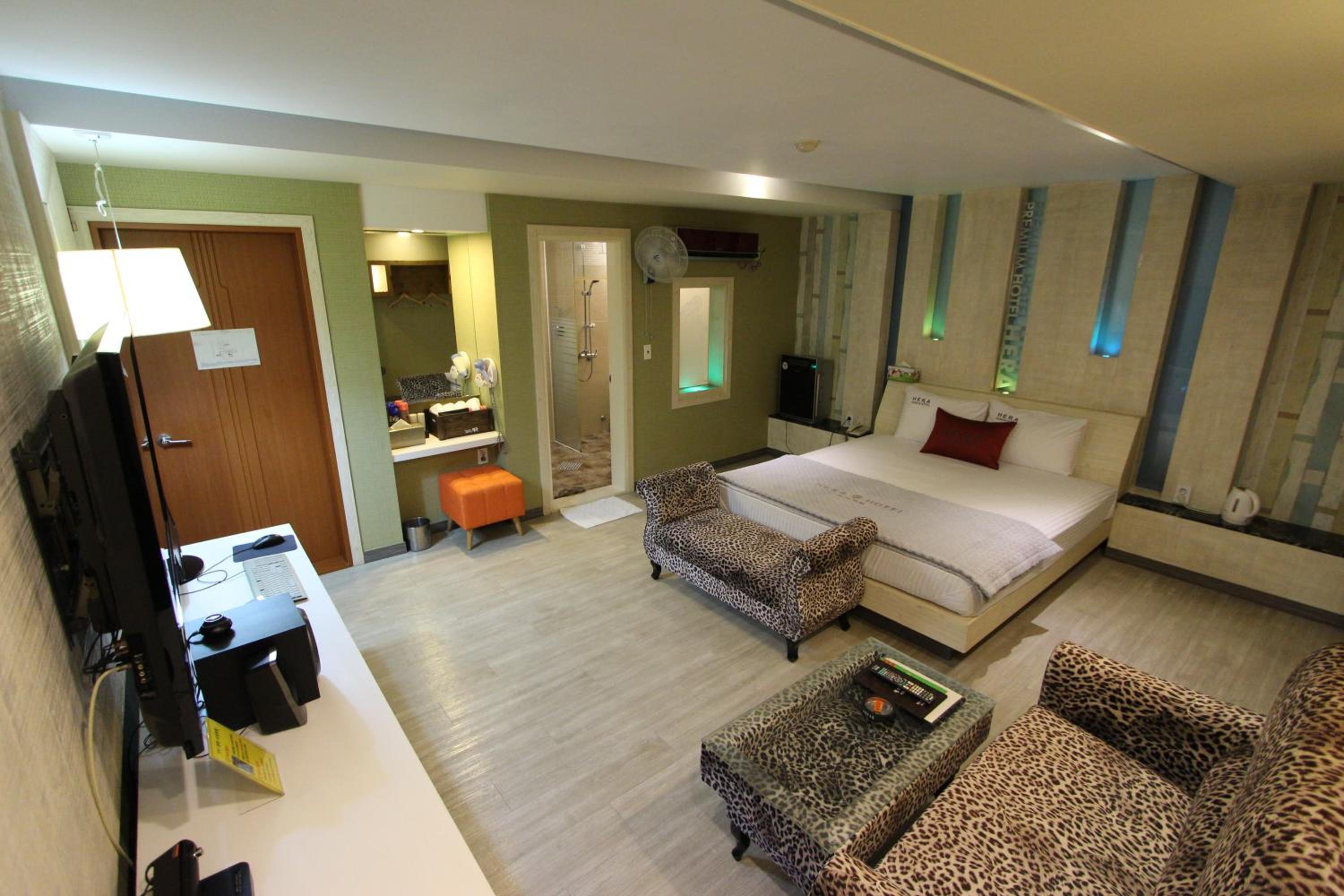 Superior King Room - Photo 13