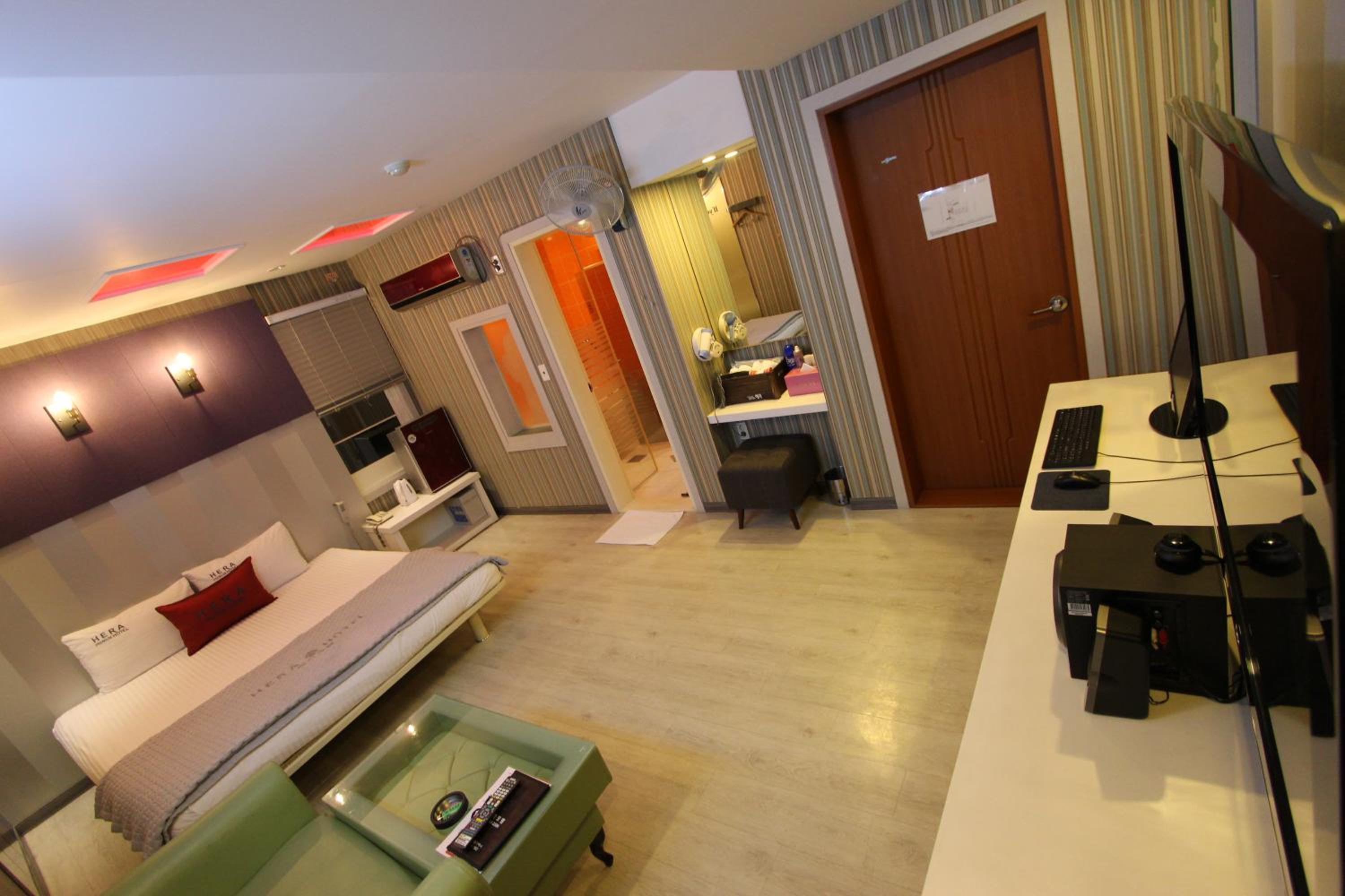 Superior King Room - Photo 9
