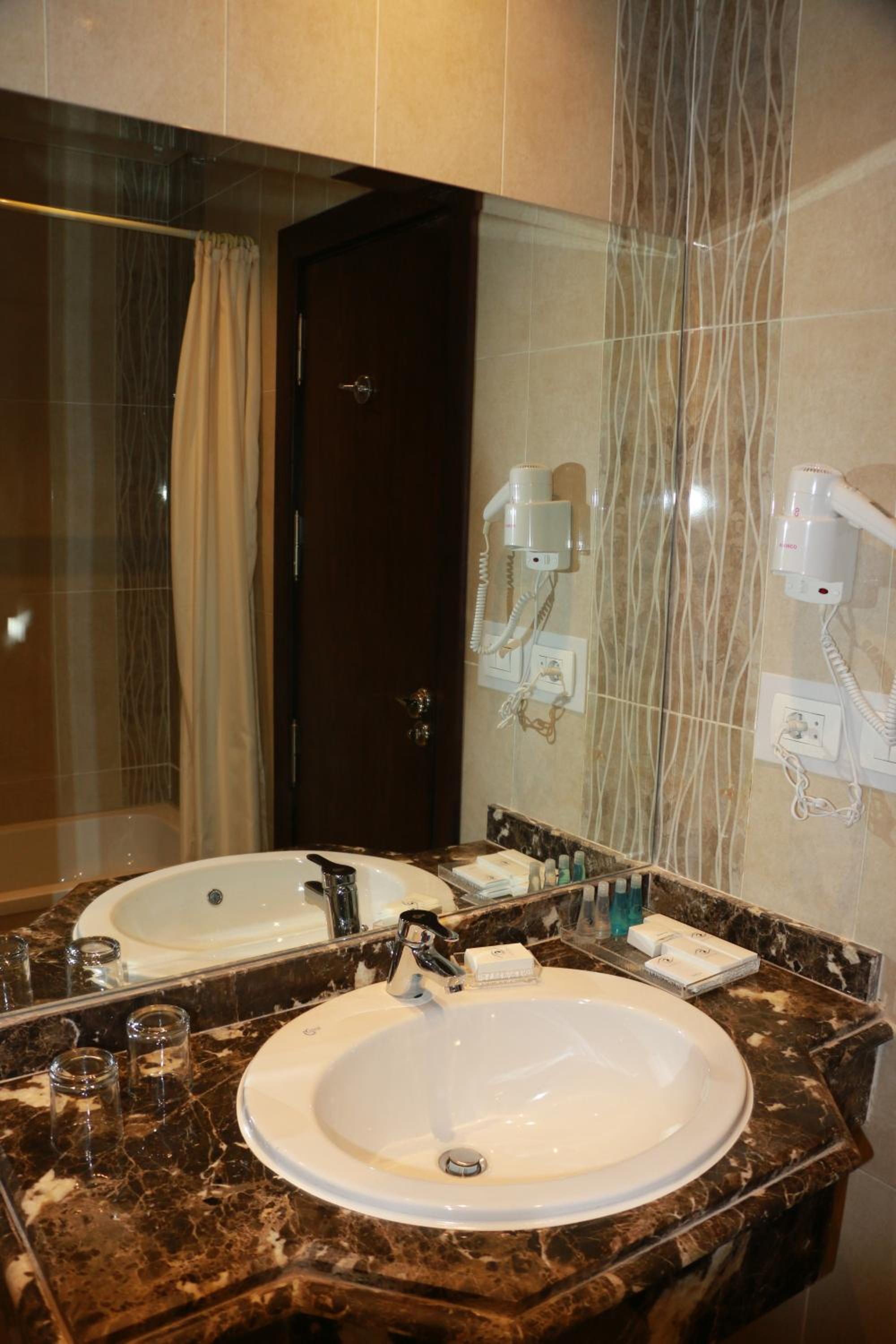 Deluxe Double or Twin Room with Pool View photo 2