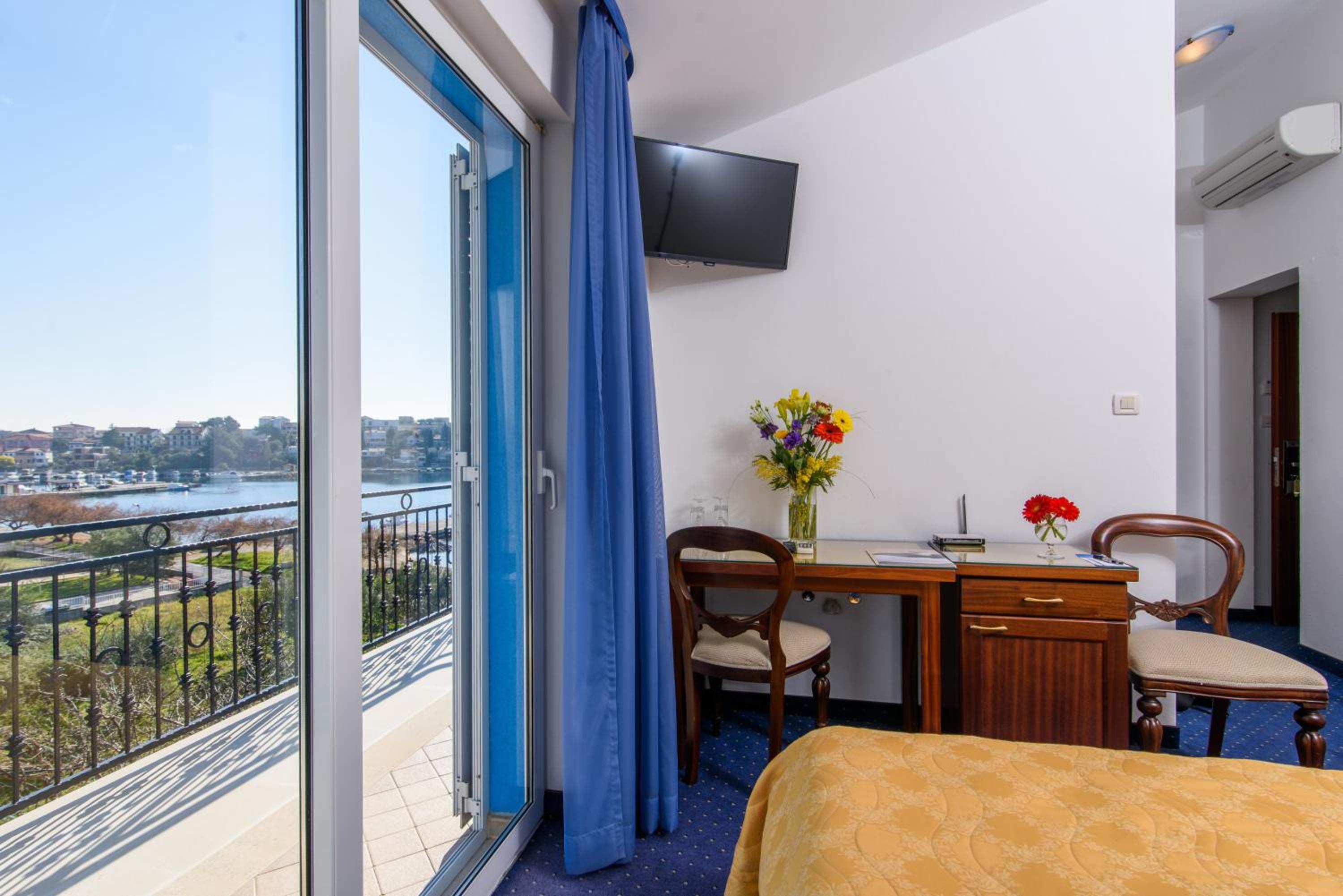Classic Double Room with Balcony photo 2