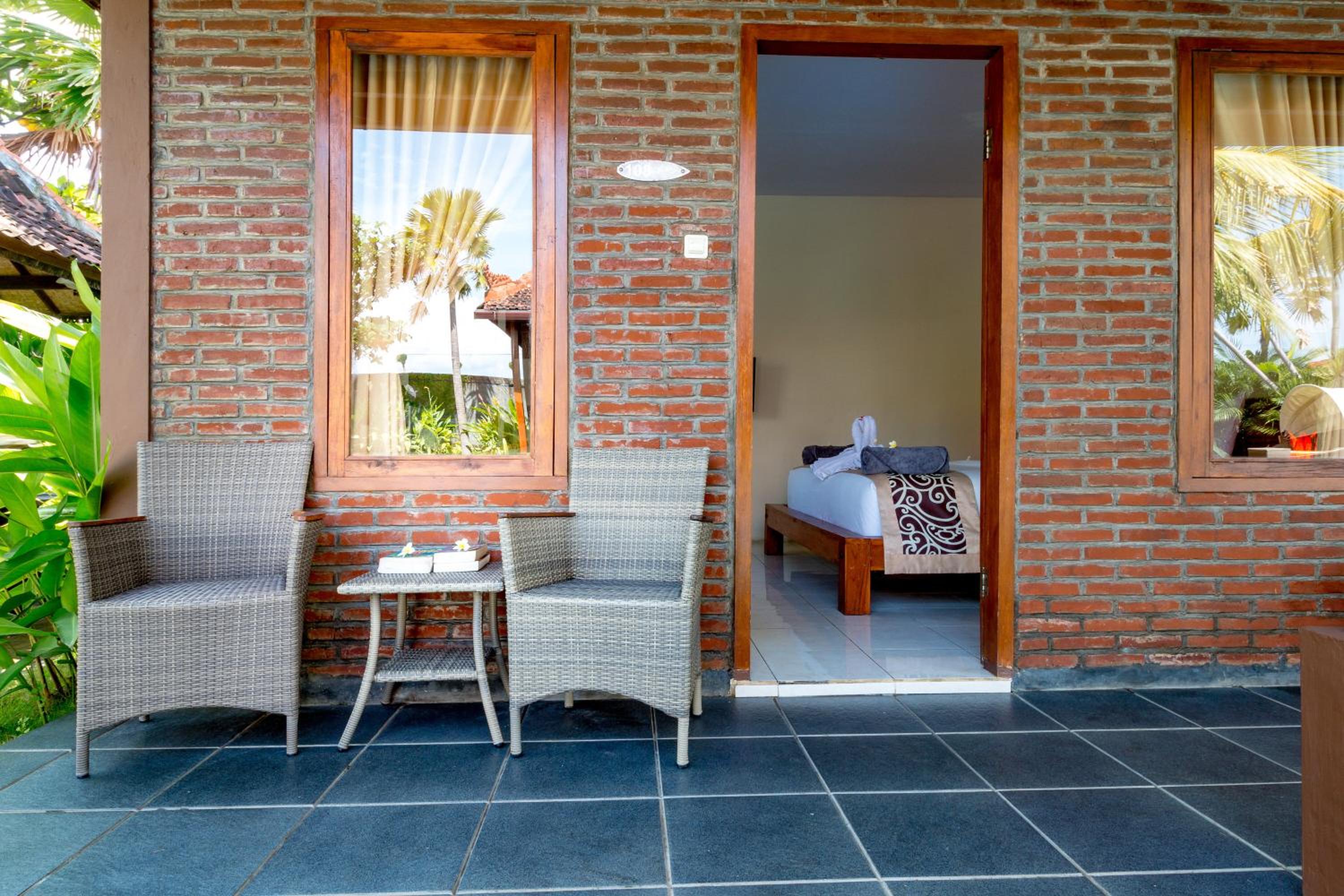 Queen Room with Pool View - Photo 8