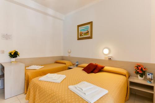 Economy Triple Room photo 3