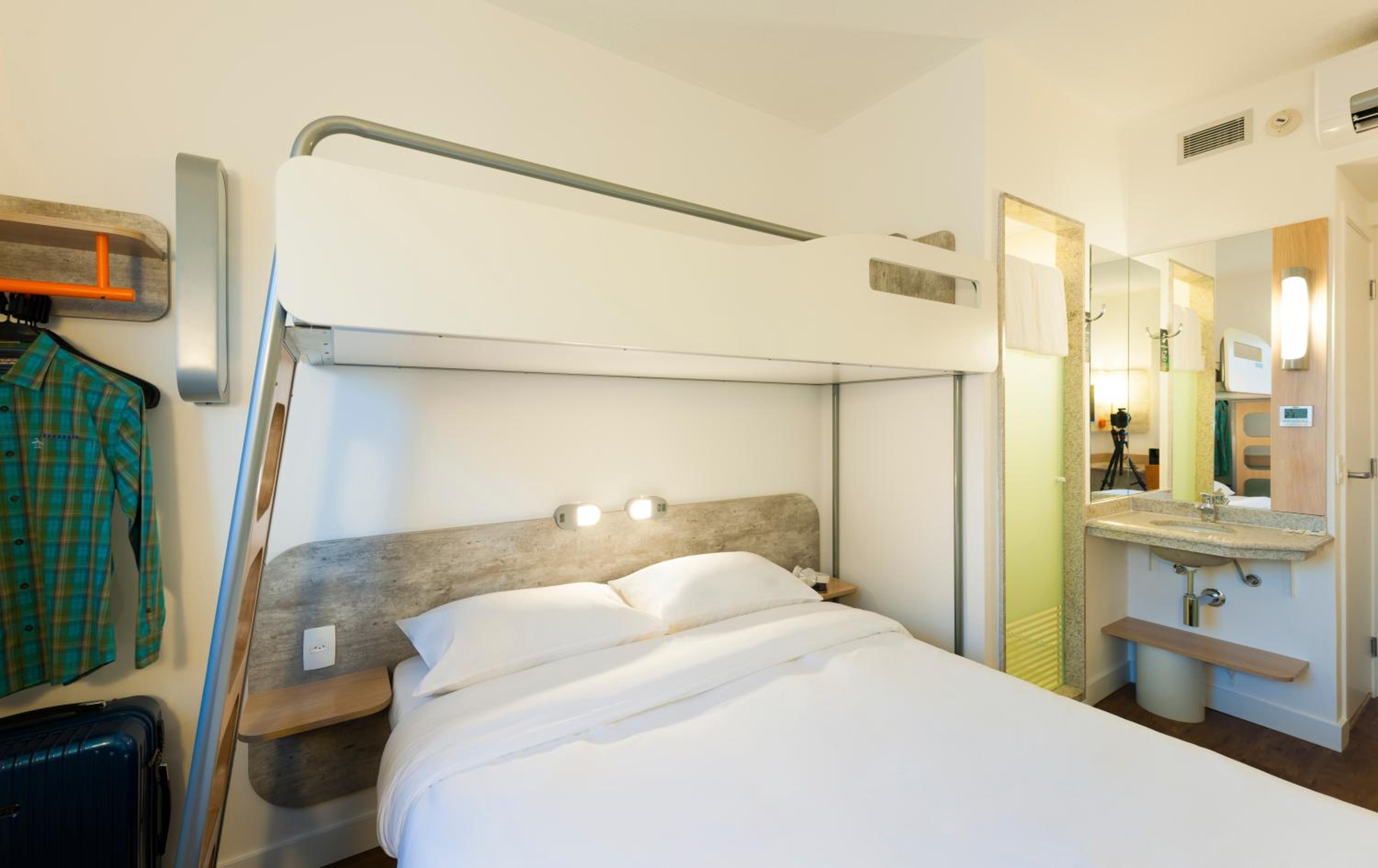 Double Room - 1 Double Bed and 1 Bunk Bed photo 3