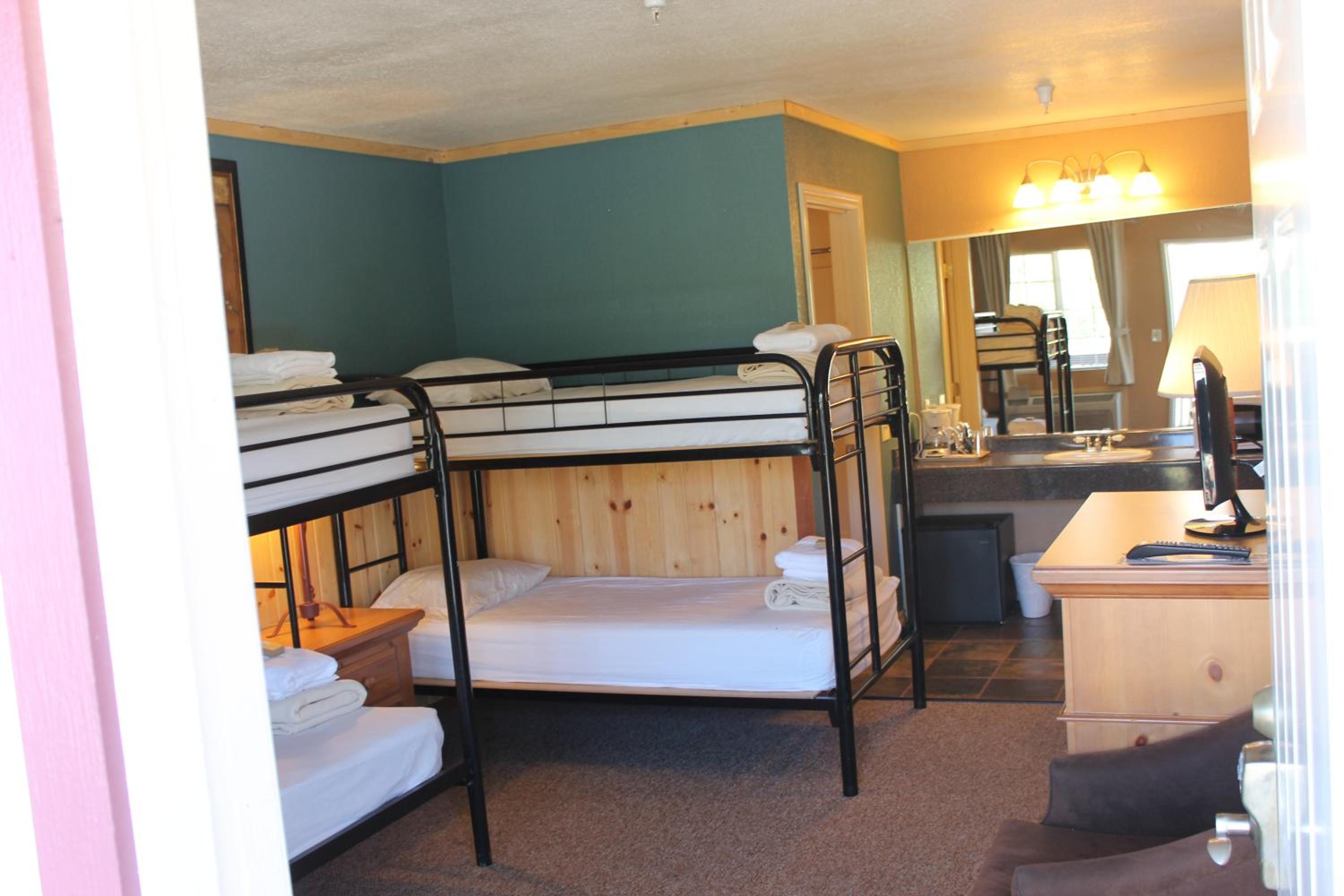 4-Bed Private Dormitory Room with Private Bathroom photo 3