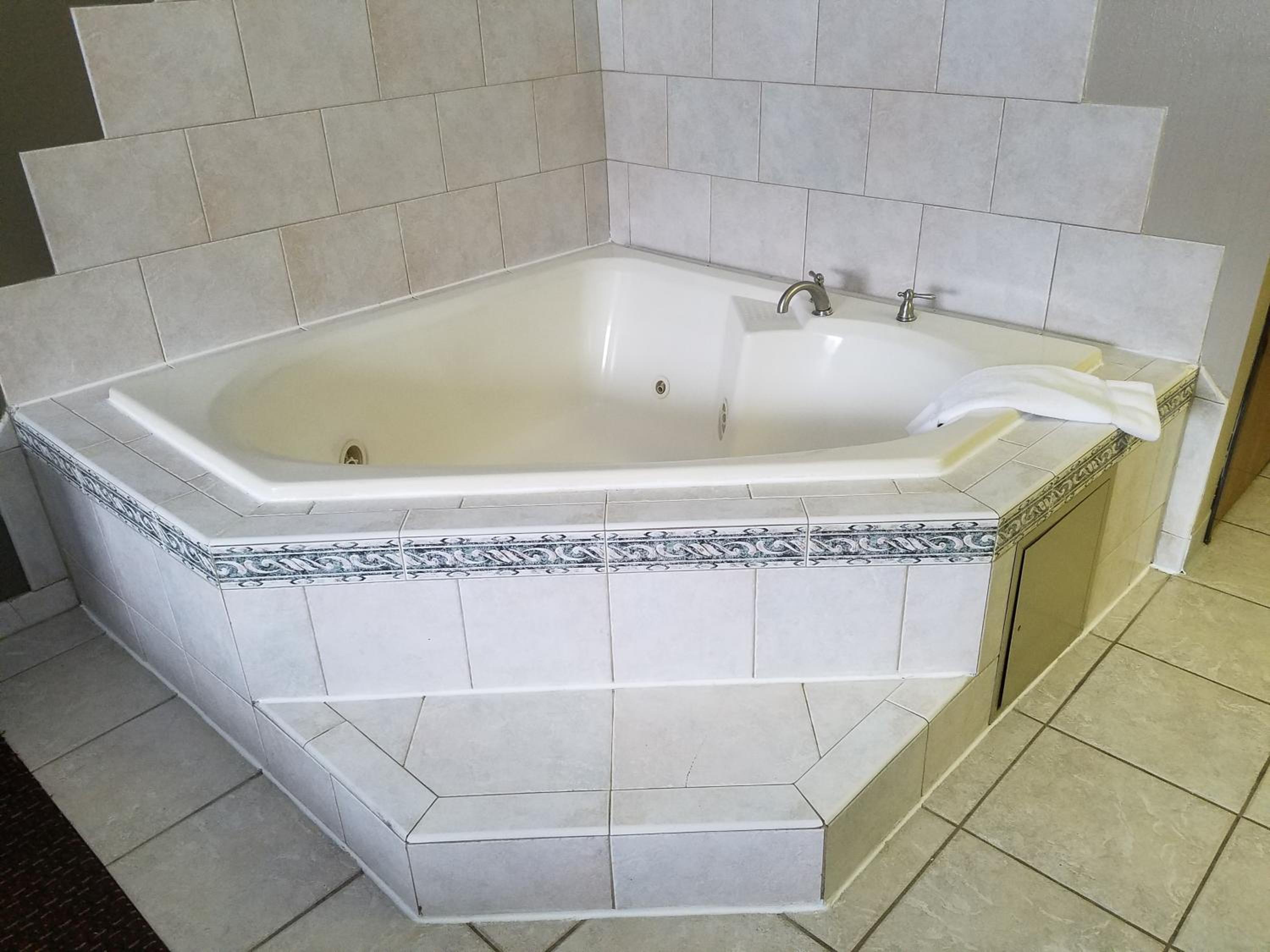 King Suite with Hot Tub - Non-Smoking - Photo 2