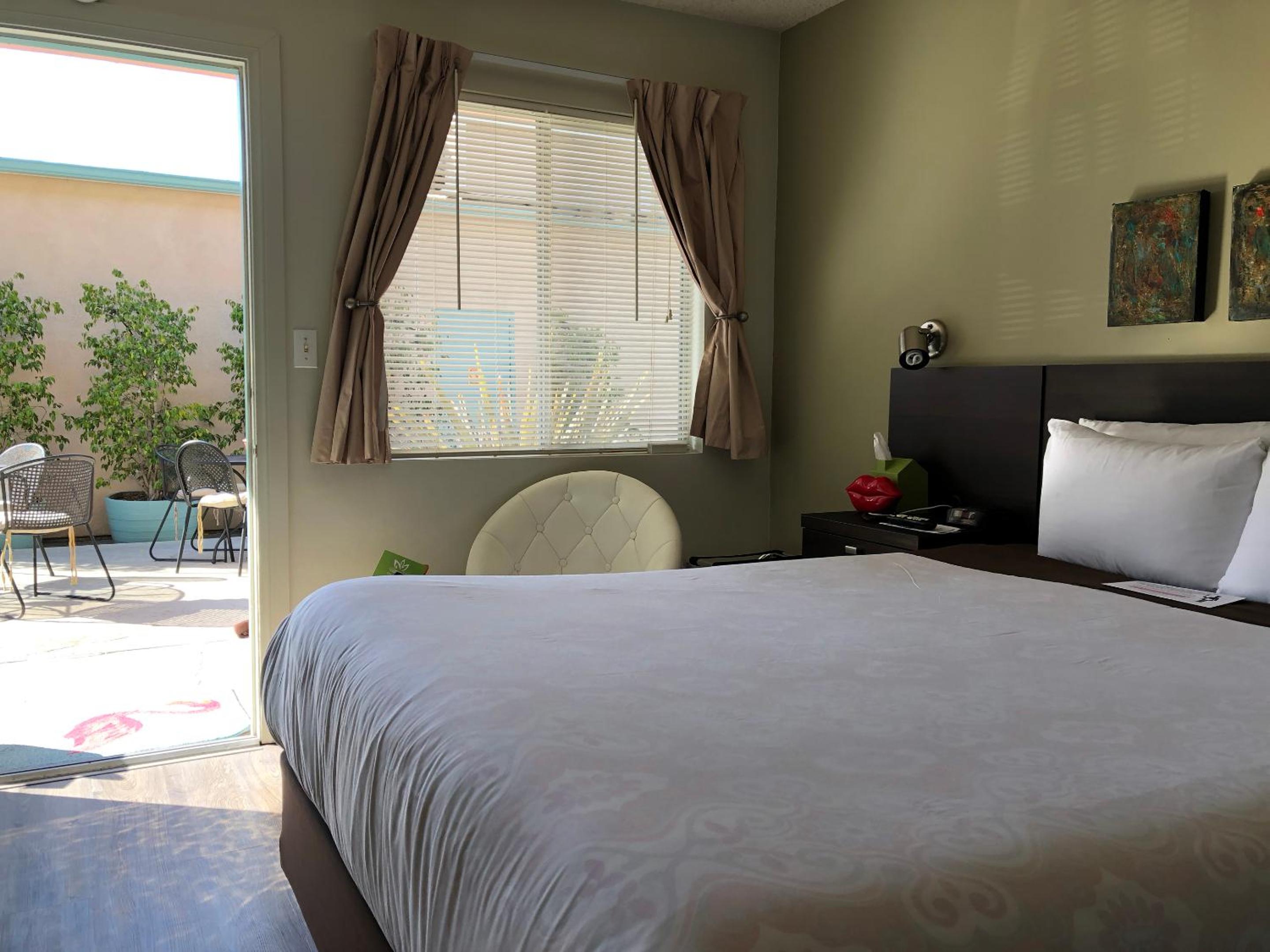 Standard Queen Room - Patio Level Pet Friendly photo 3