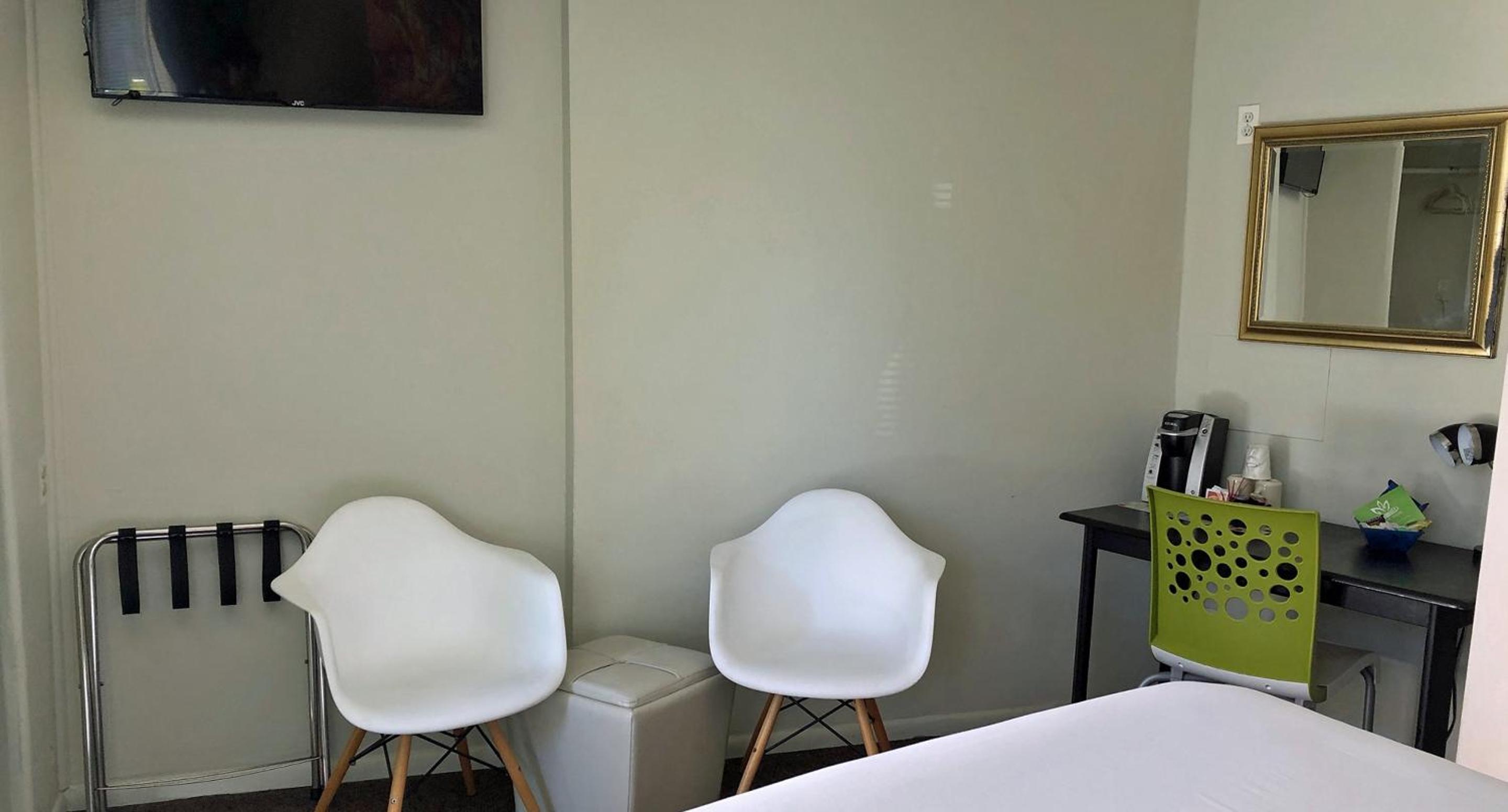 Deluxe King Room - Patio Level Pet Friendly photo 2