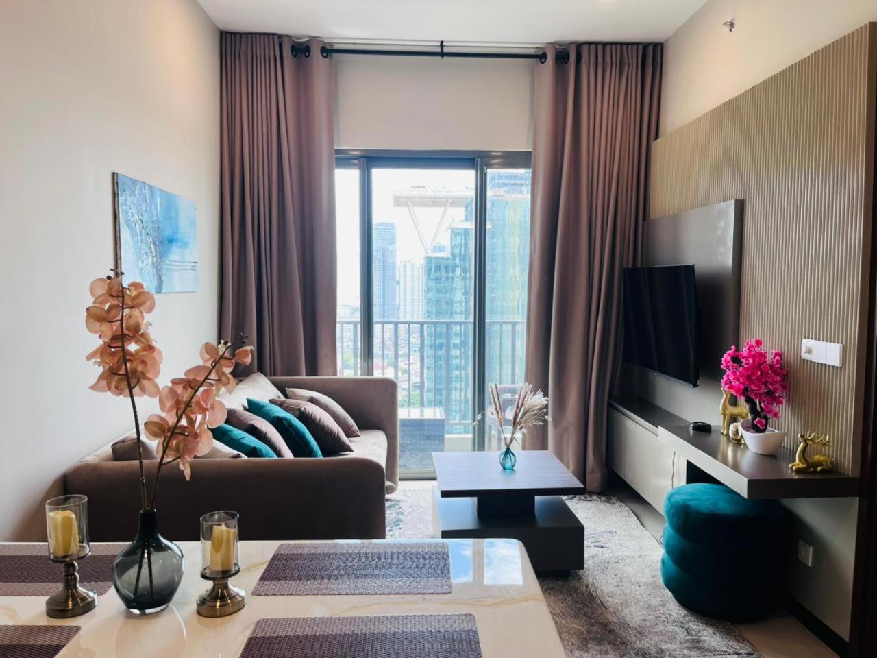 One-Bedroom Apartment with View