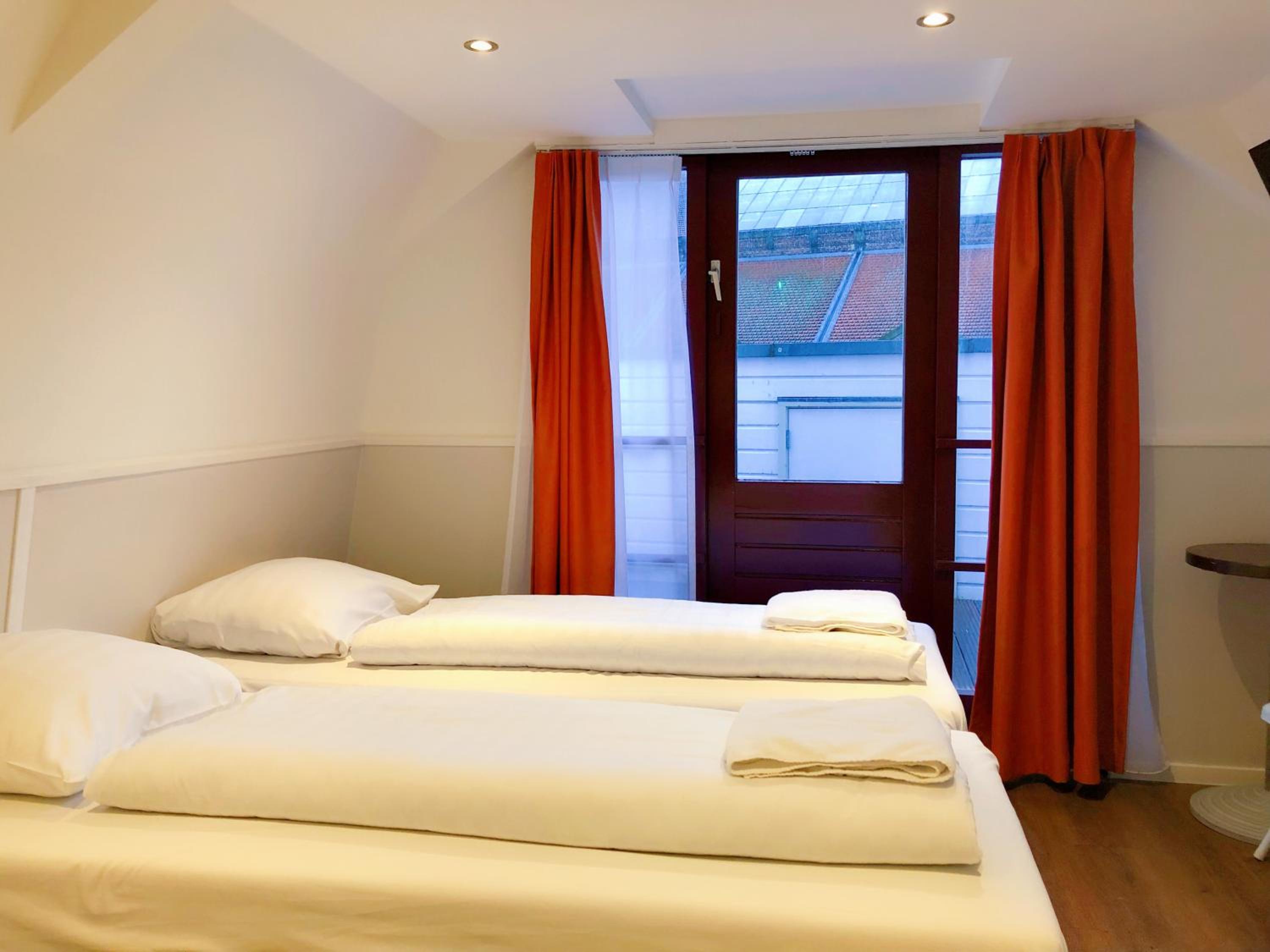 Twin Room with Private Bathroom thumbnail 5