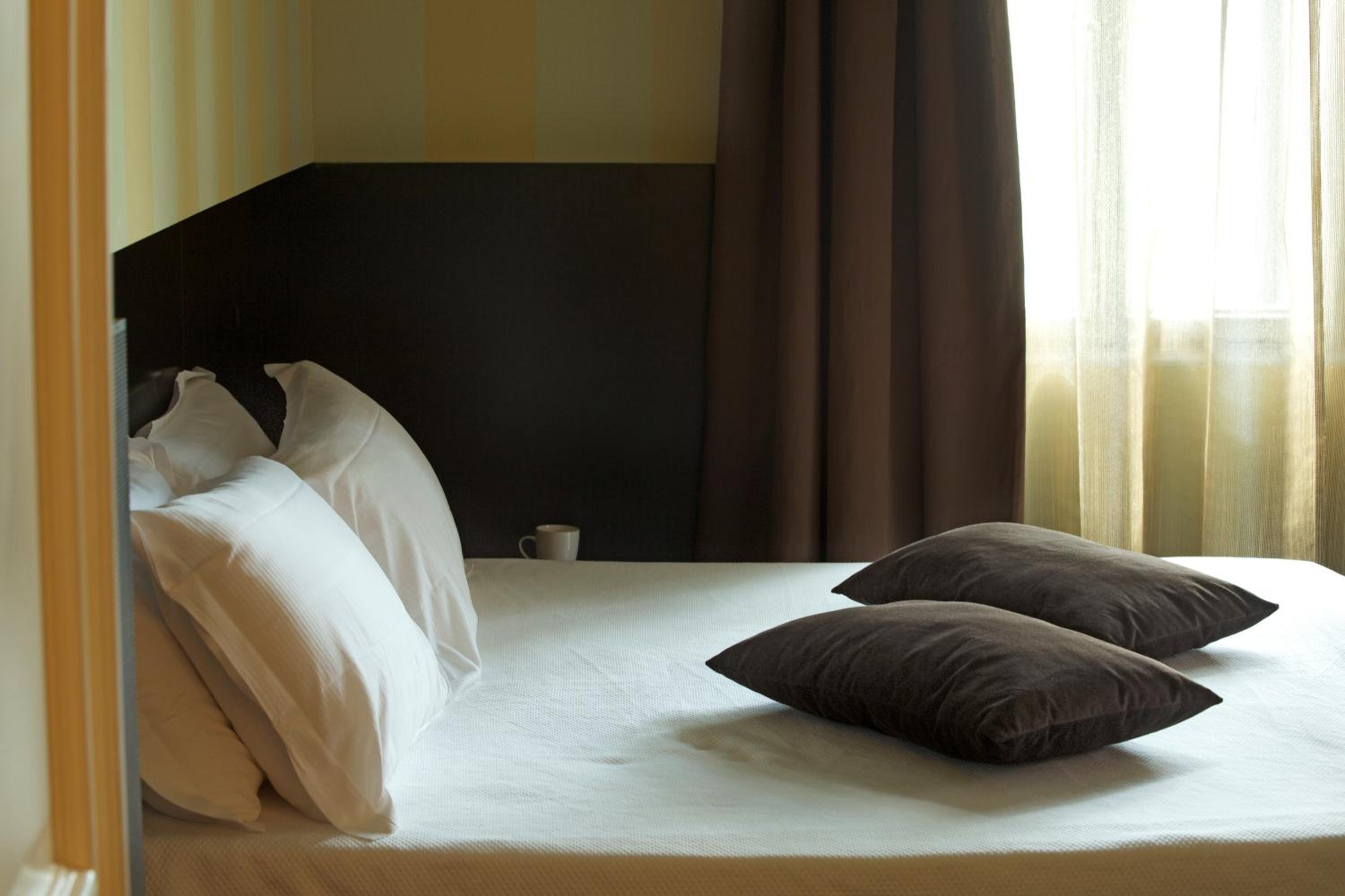 Standard Double Room - Photo 10