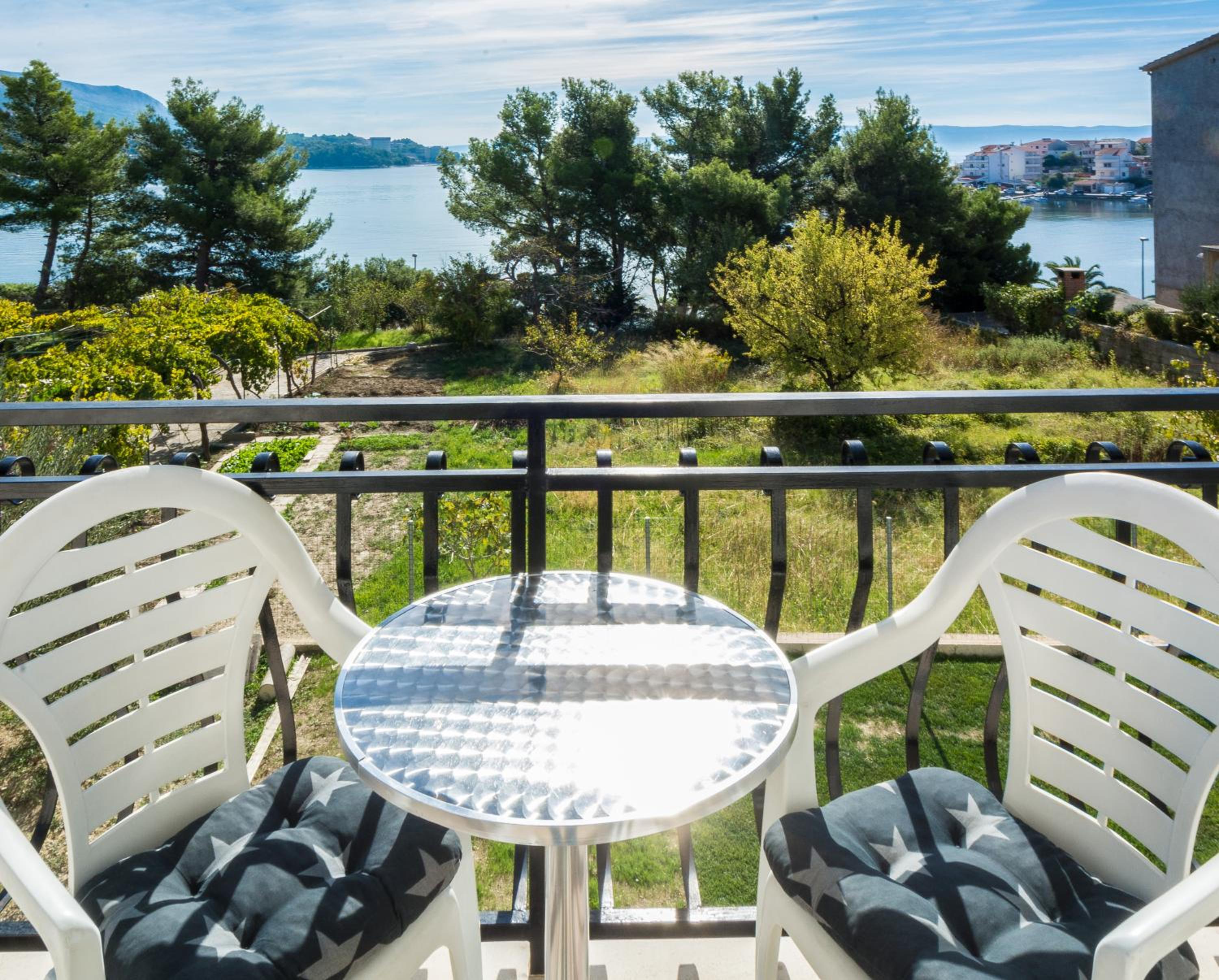One-Bedroom Apartment with Terrace and Sea View photo 2