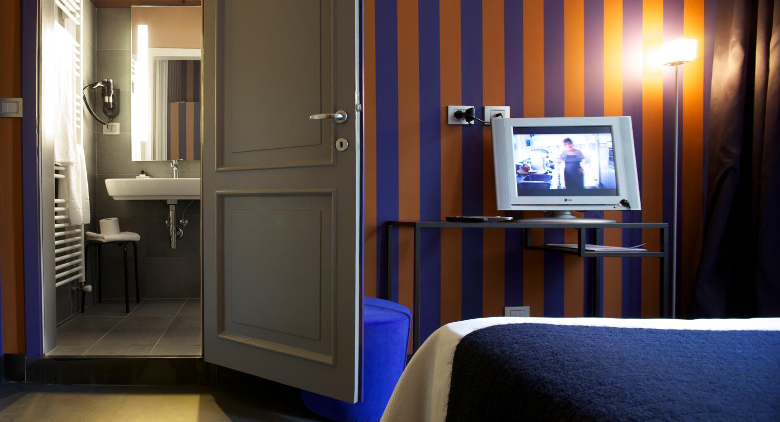 Standard Double Room - Photo 9