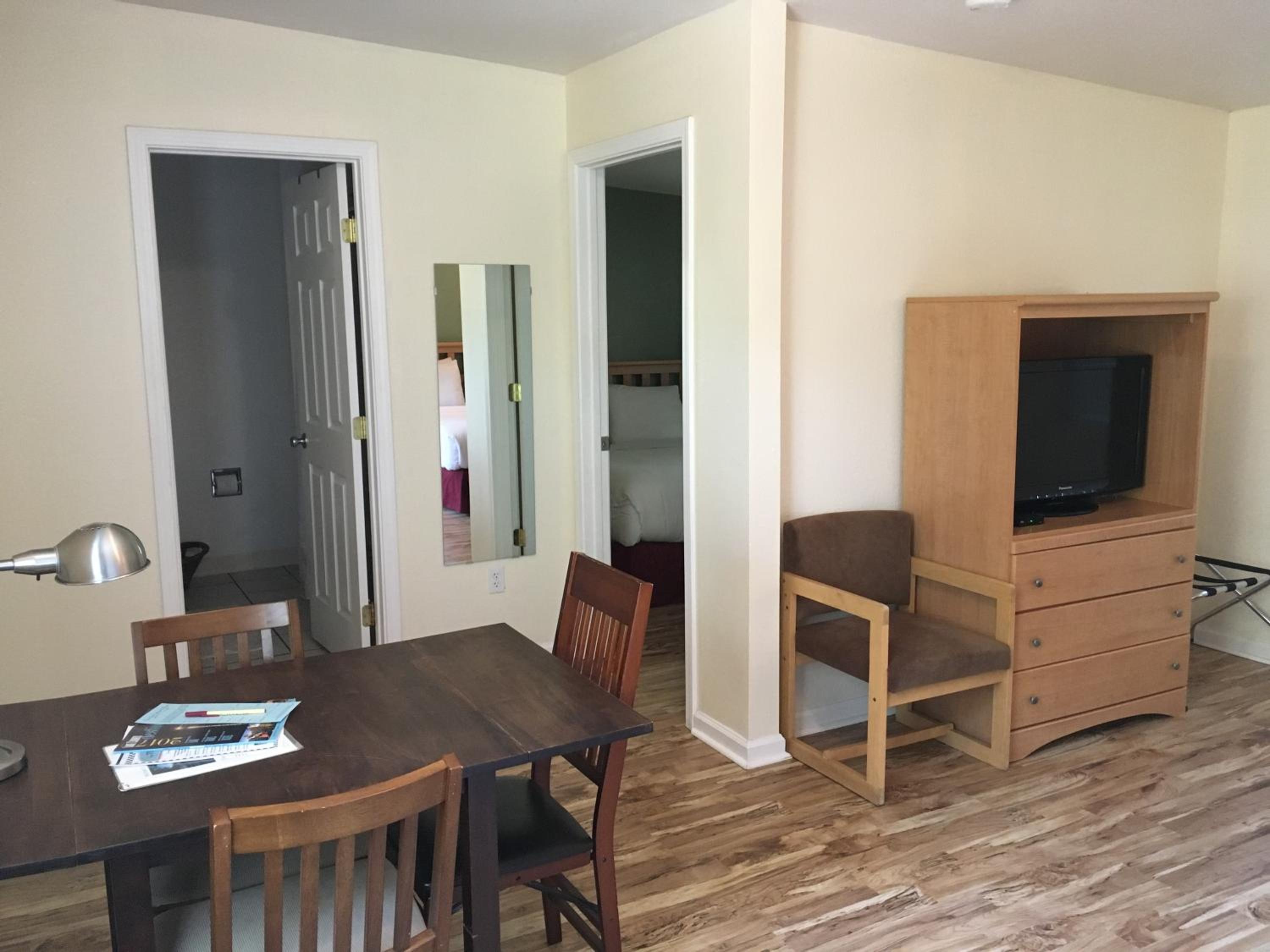 Deluxe Queen Suite