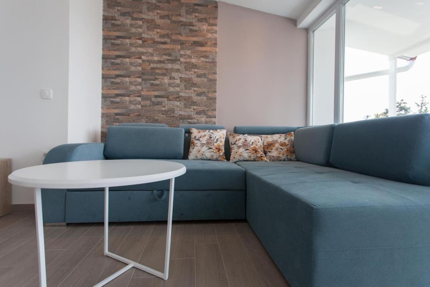 Apartment with Lake View - Top Floor - Photo 14