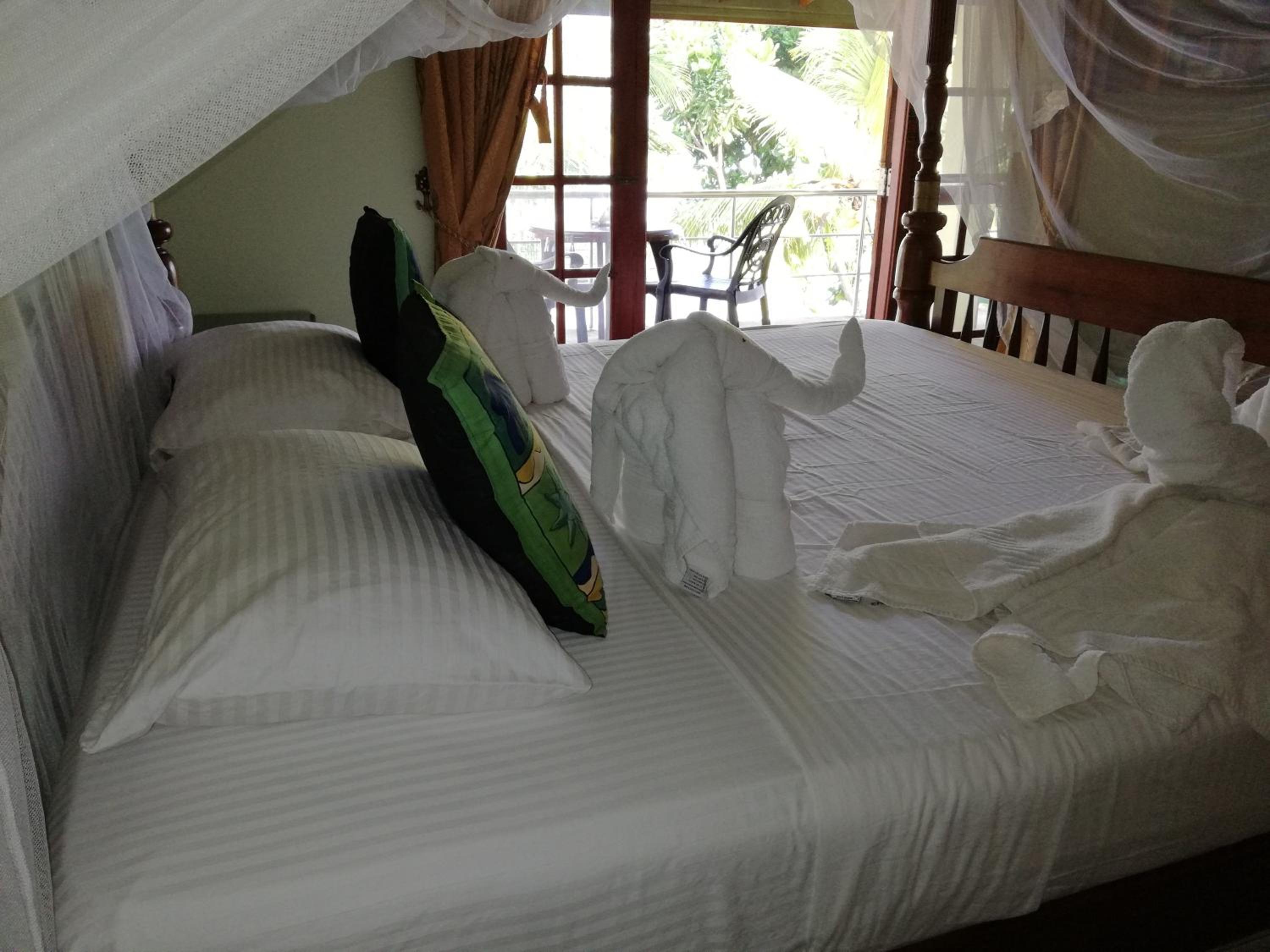 Deluxe Room (2 Adults + 1 Child) photo 3