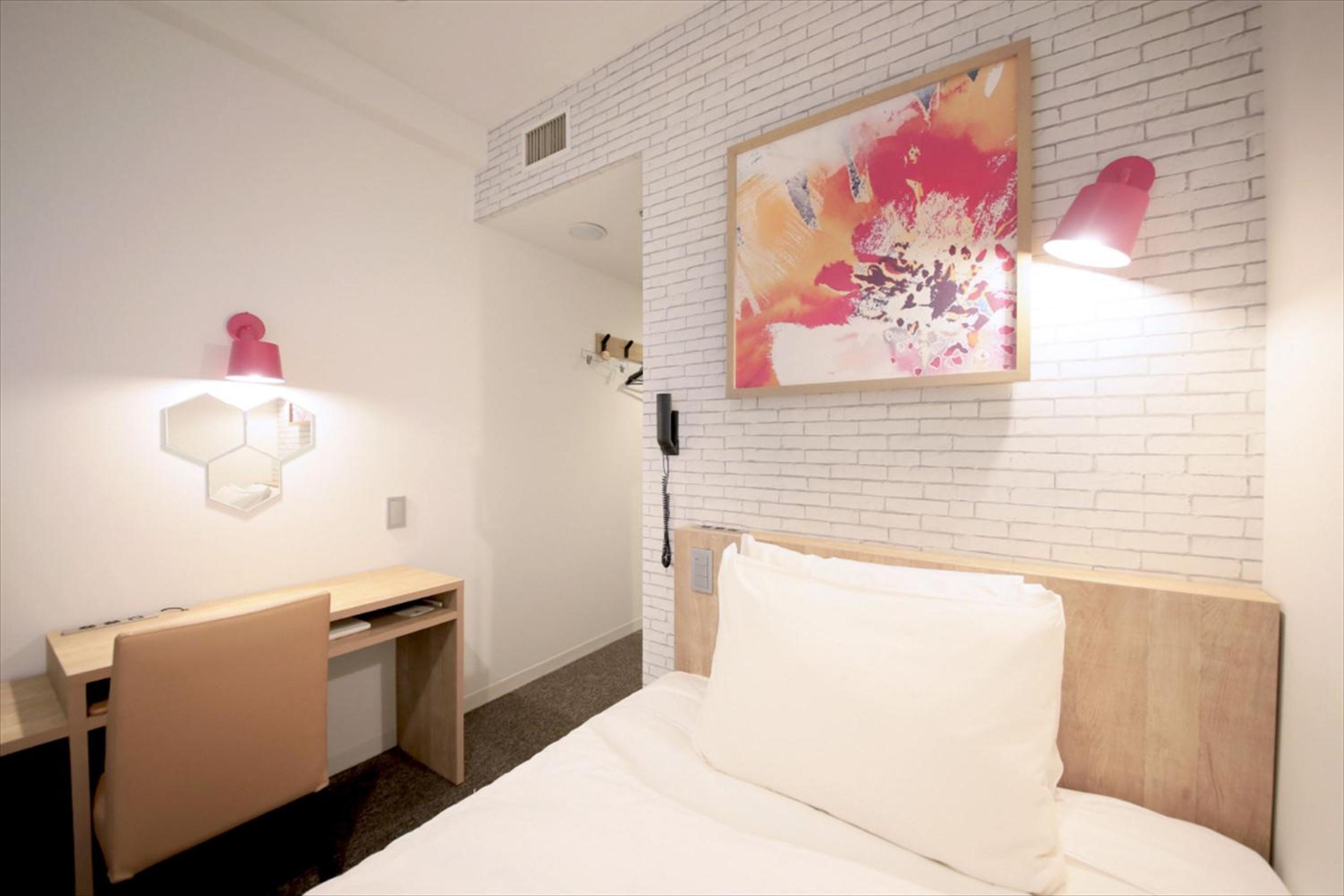 Designer Moderate Double Room with Small Double Bed - Non-Smoking - Photo 4