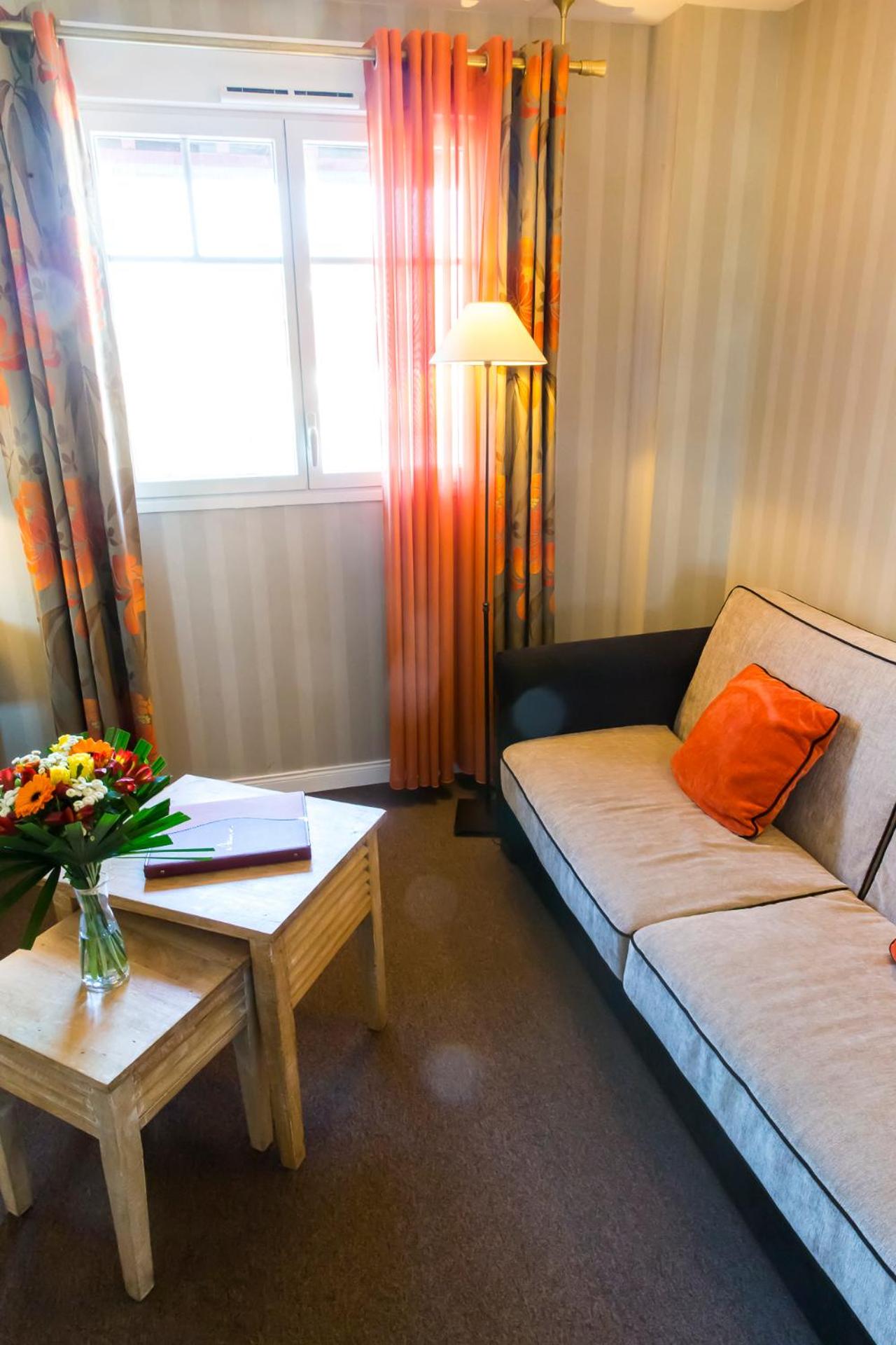 Chambre avec Salon (2 Adultes + 2 Enfants) - Vue sur Rue Chambre avec Salon (2 Adultes + 2 Enfants) - Vue sur Rue
