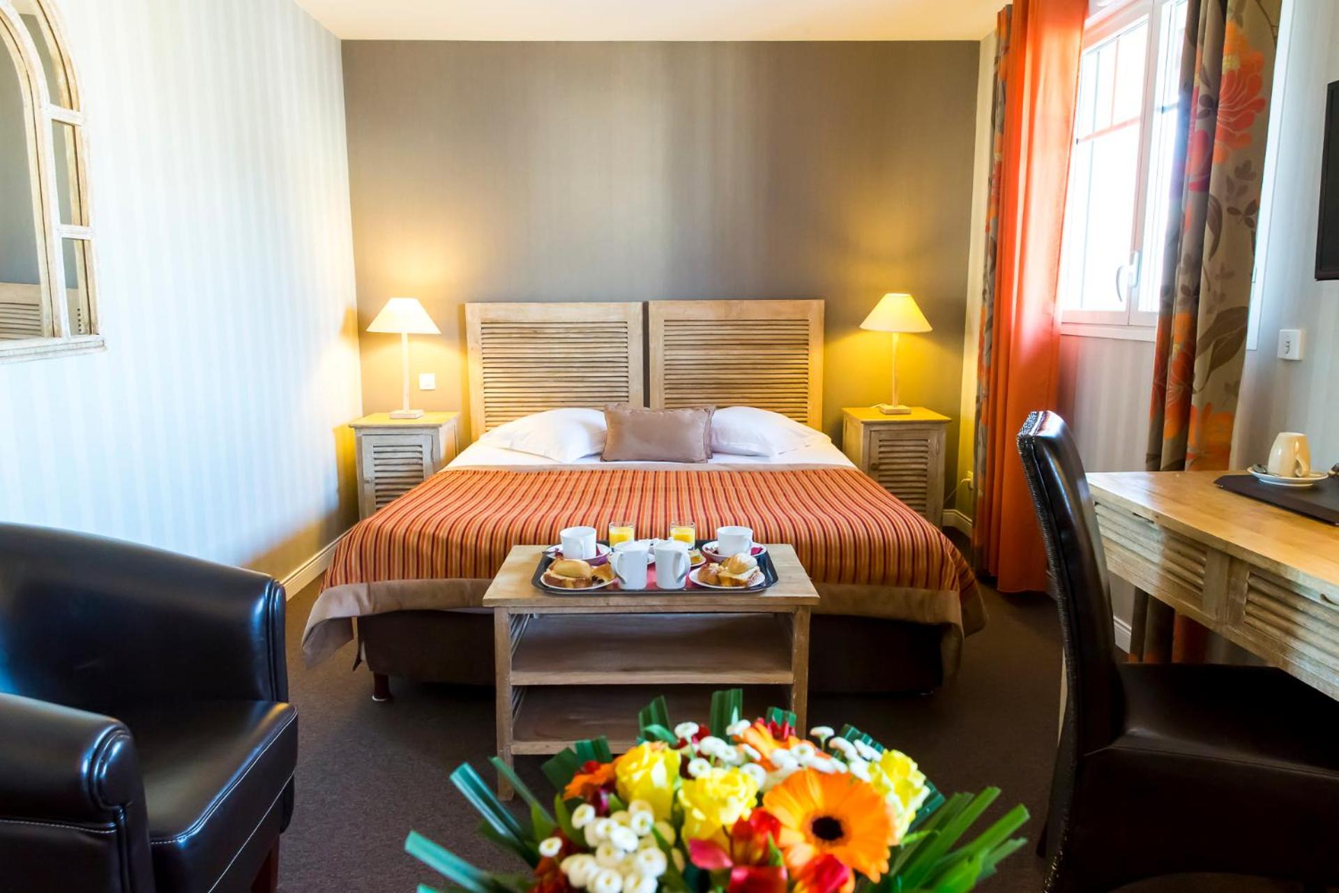 Room with Lounge (2 adults + 2 children) with Street View photo 1