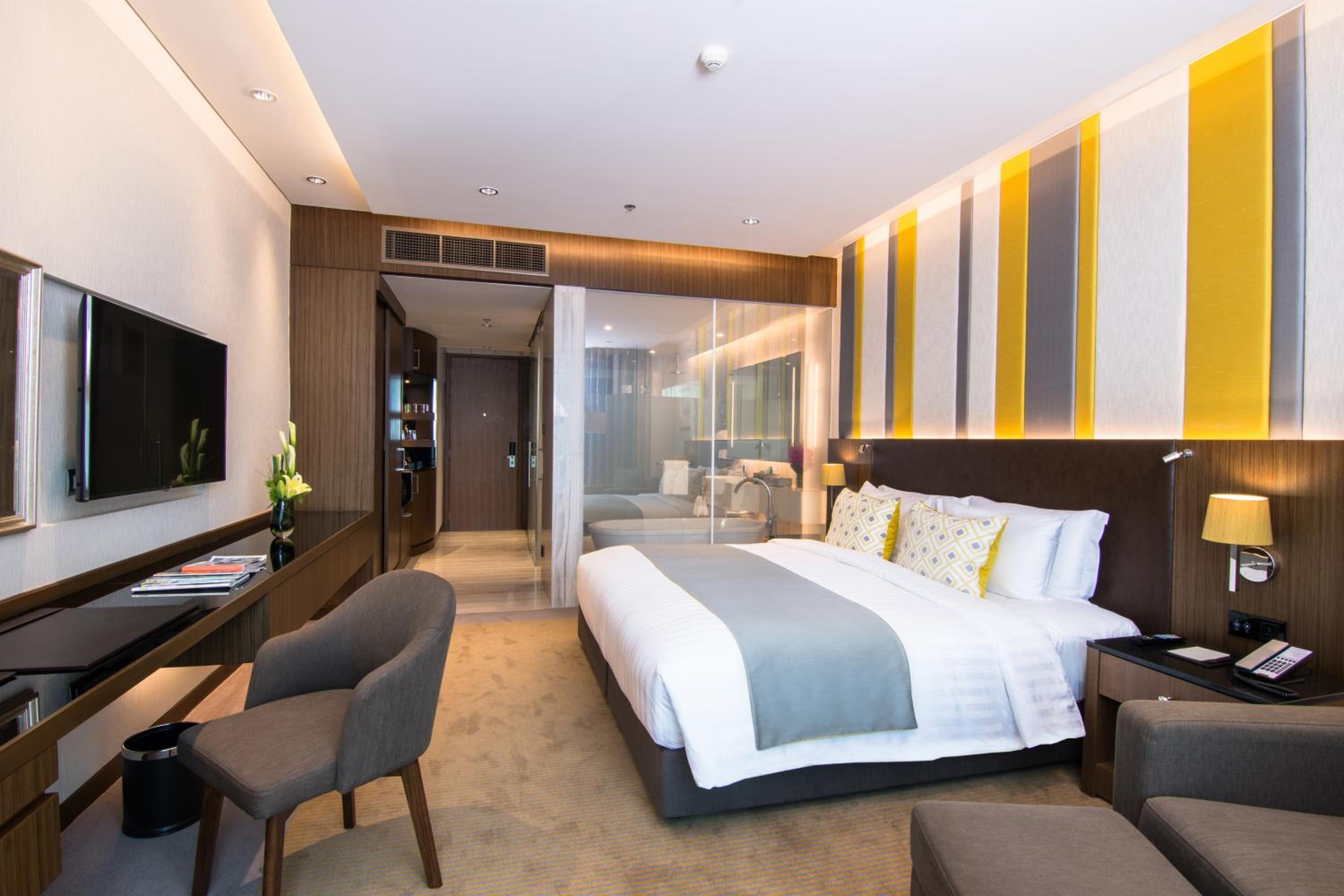Deluxe King Room - Photo 11
