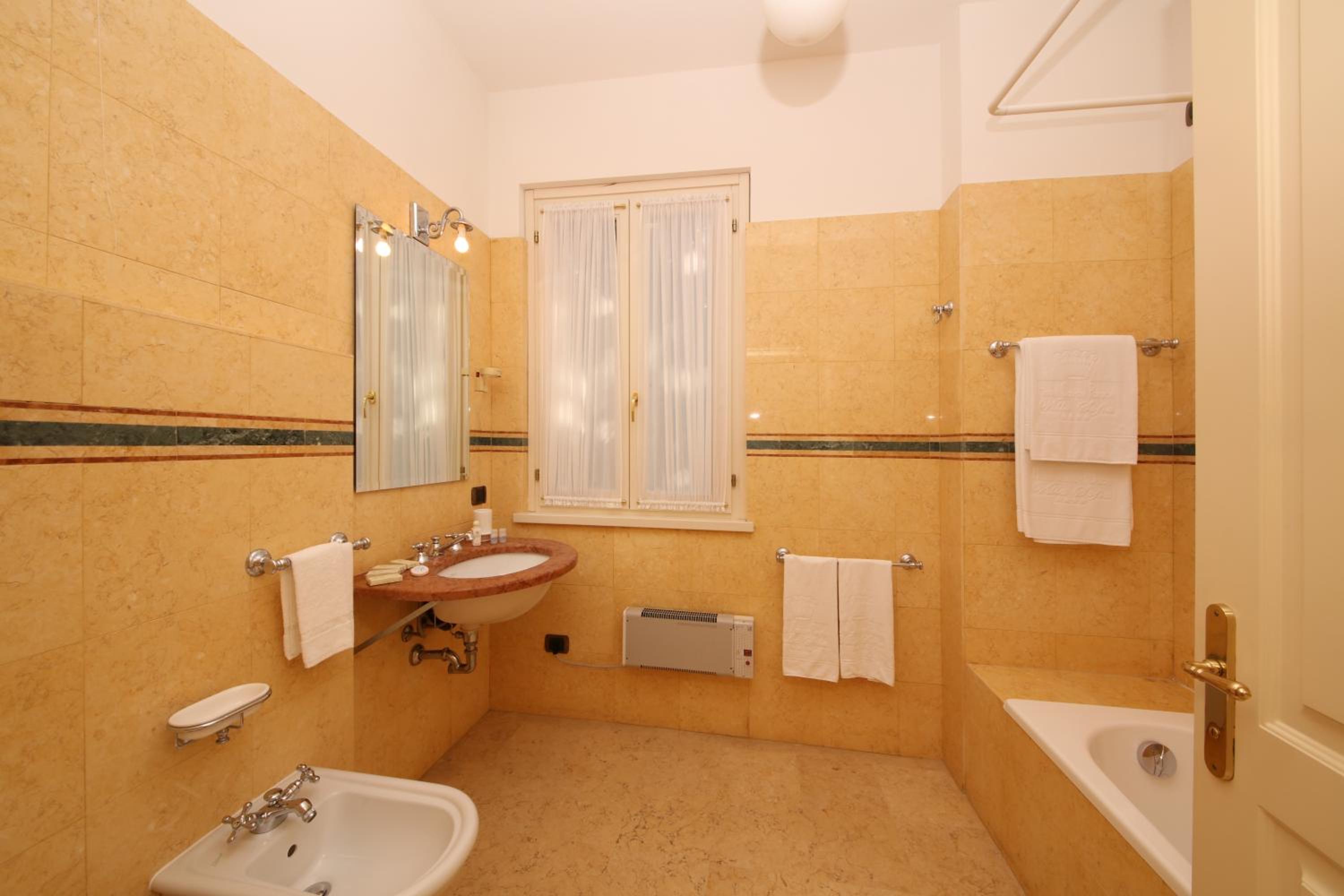 Classic Double or Twin Room - Photo 3