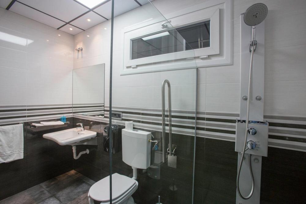 Double Room with Double bed - Photo 14