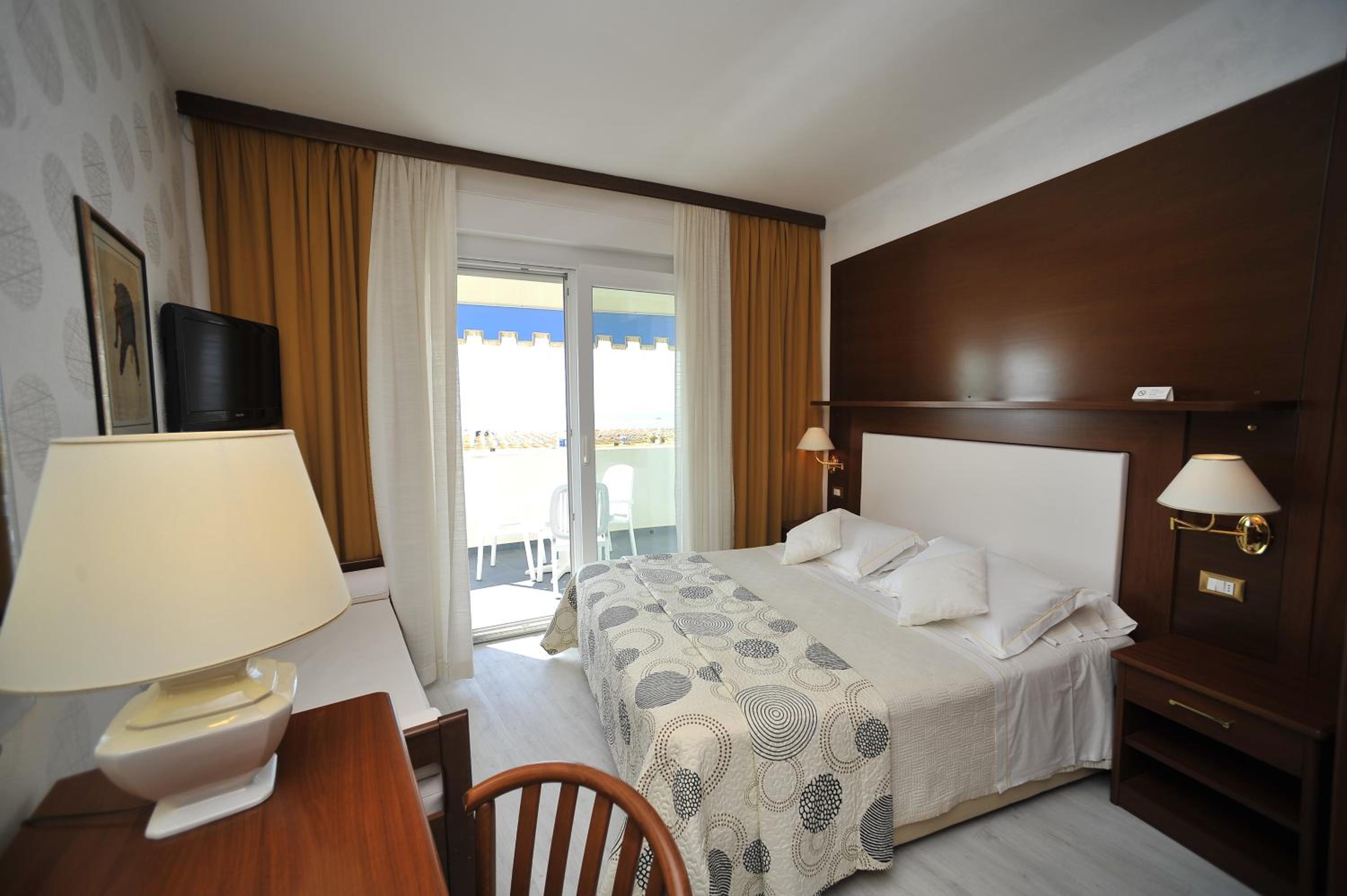 Double or Twin Room with Balcony and Lateral Sea View