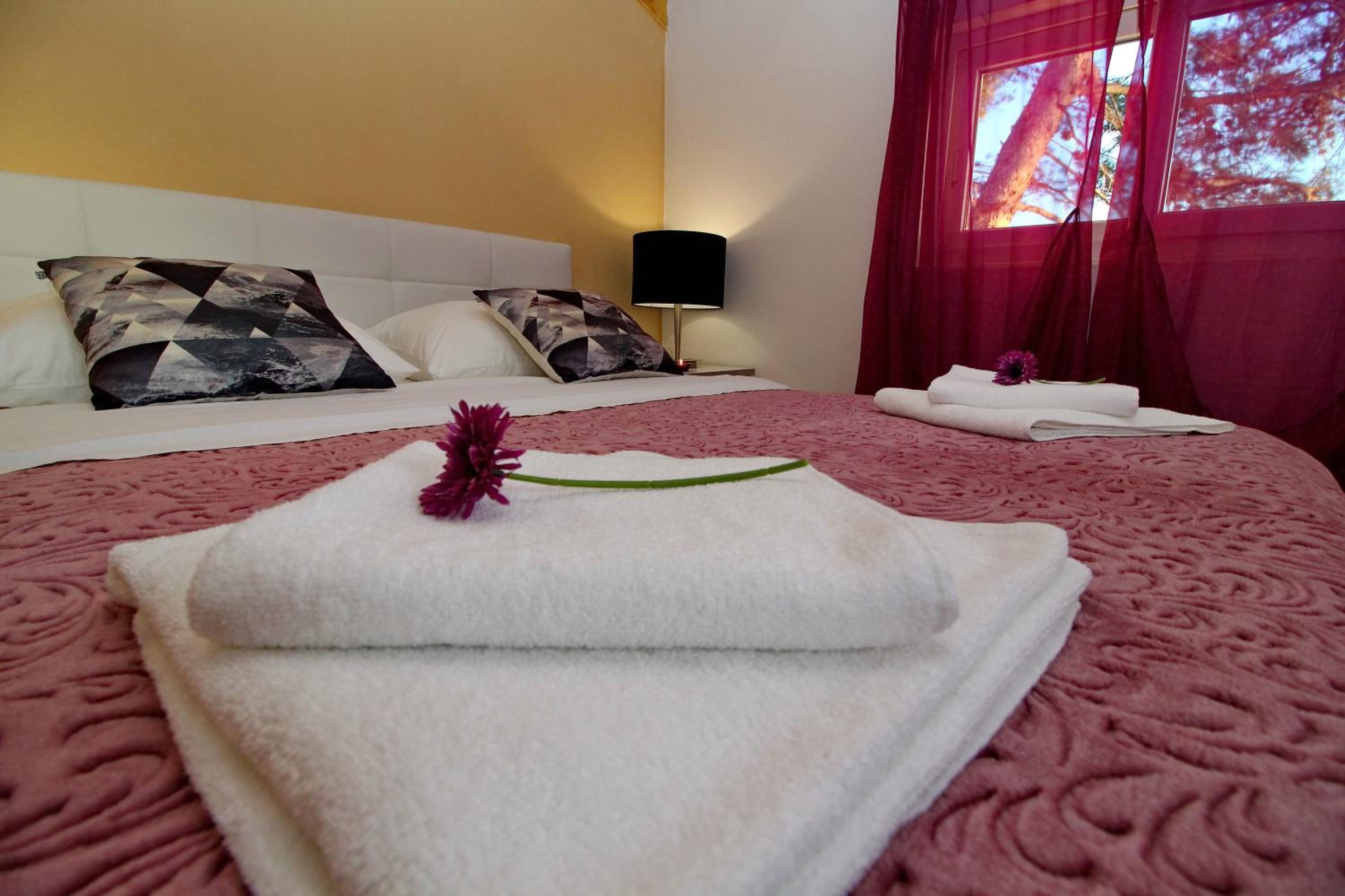 Two Bedroom Holiday Home with Terrace and Sea View