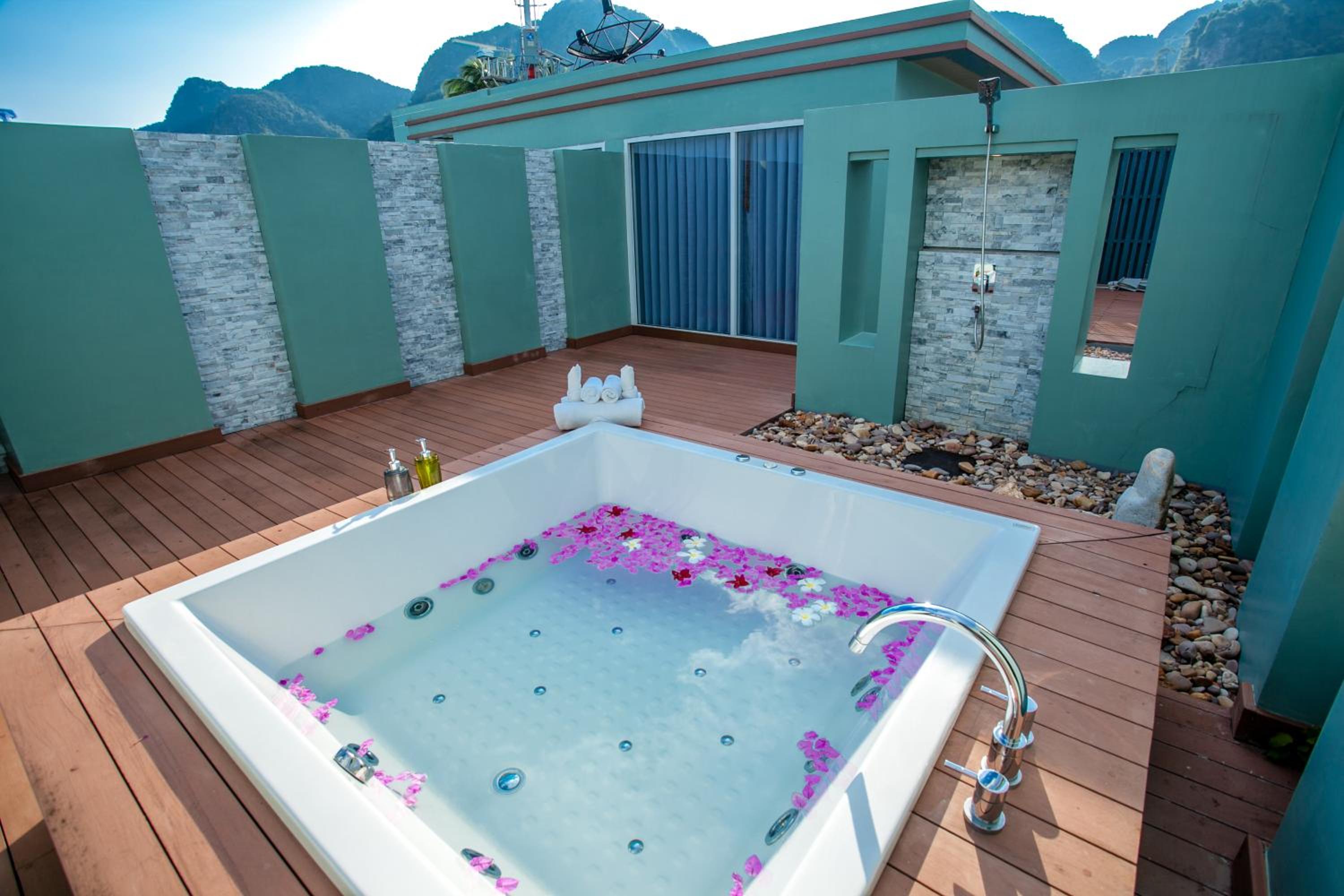Executive Suite with Outdoor Hot Tub photo 2