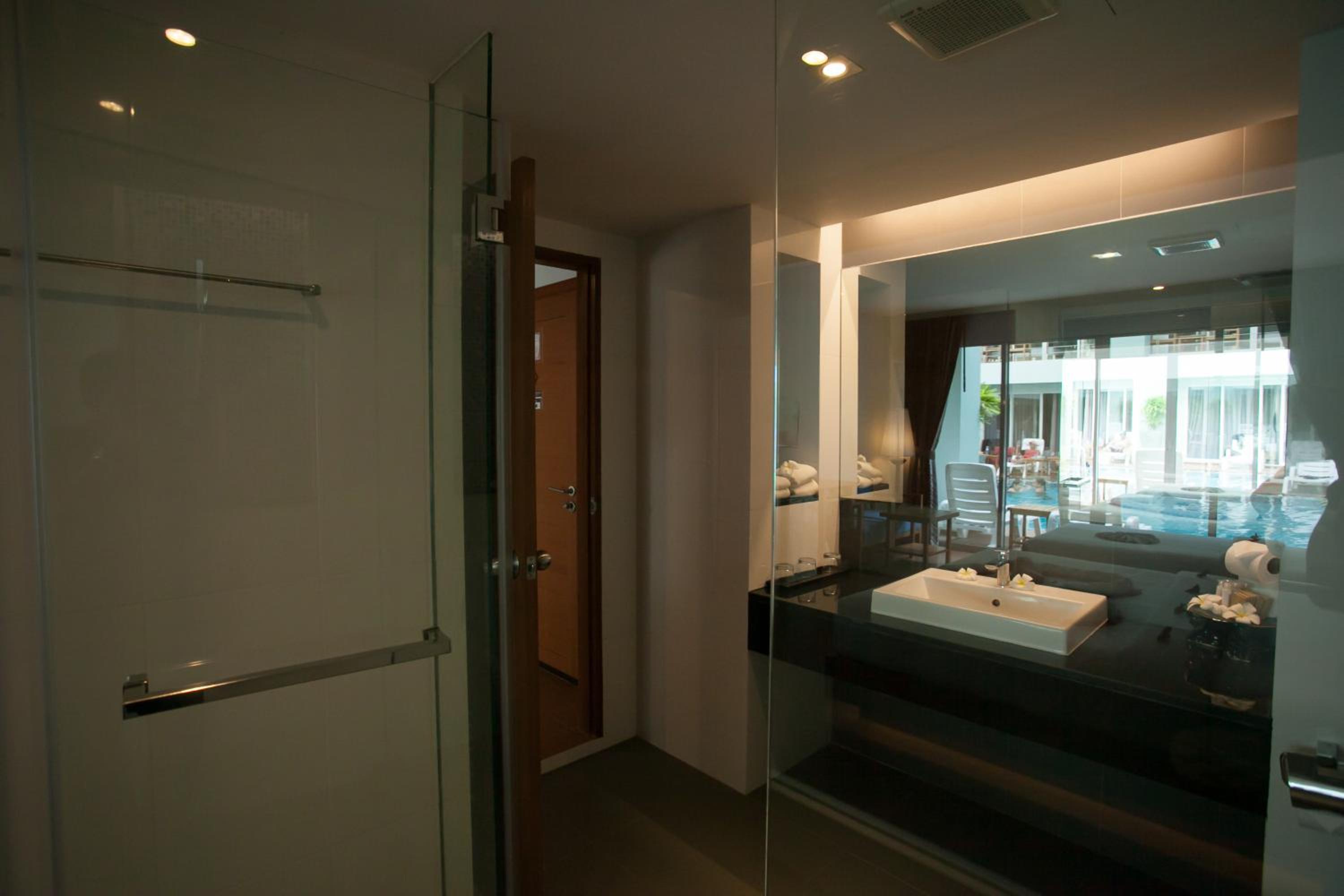Deluxe Double Room with Pool Access - Photo 2