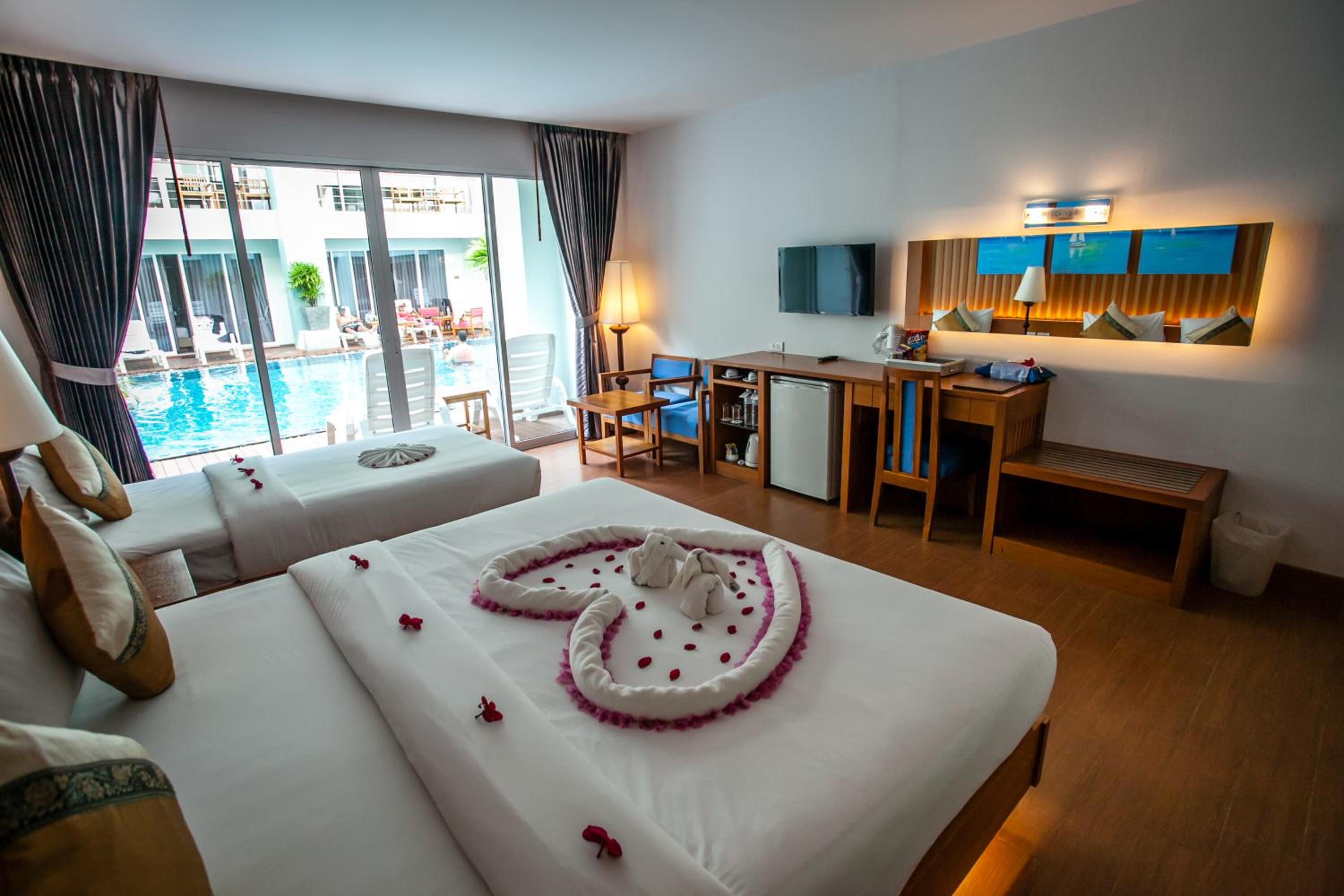 Deluxe Double Room with Pool Access - Photo 3