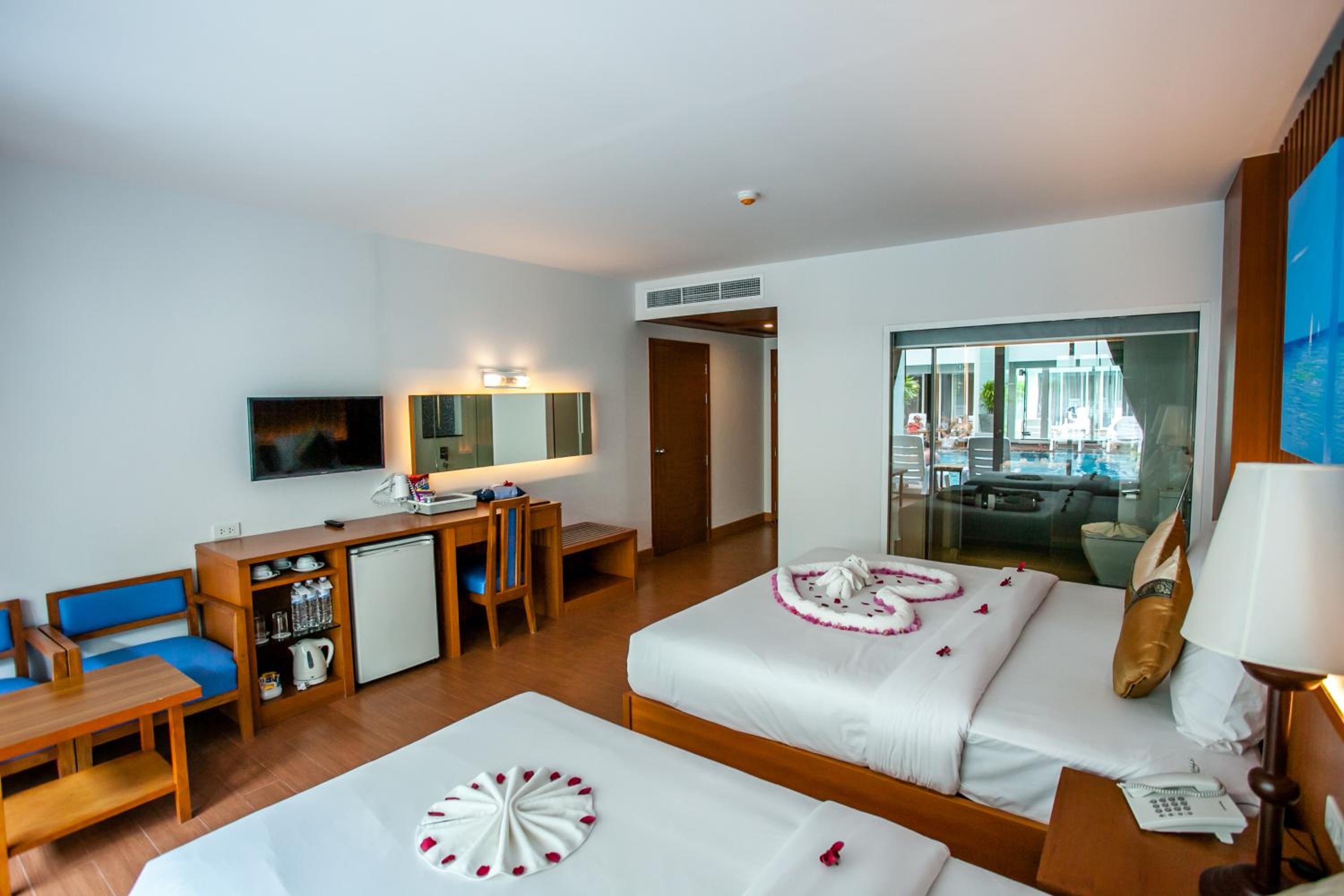 Deluxe Triple Room with Pool Access - Photo 4