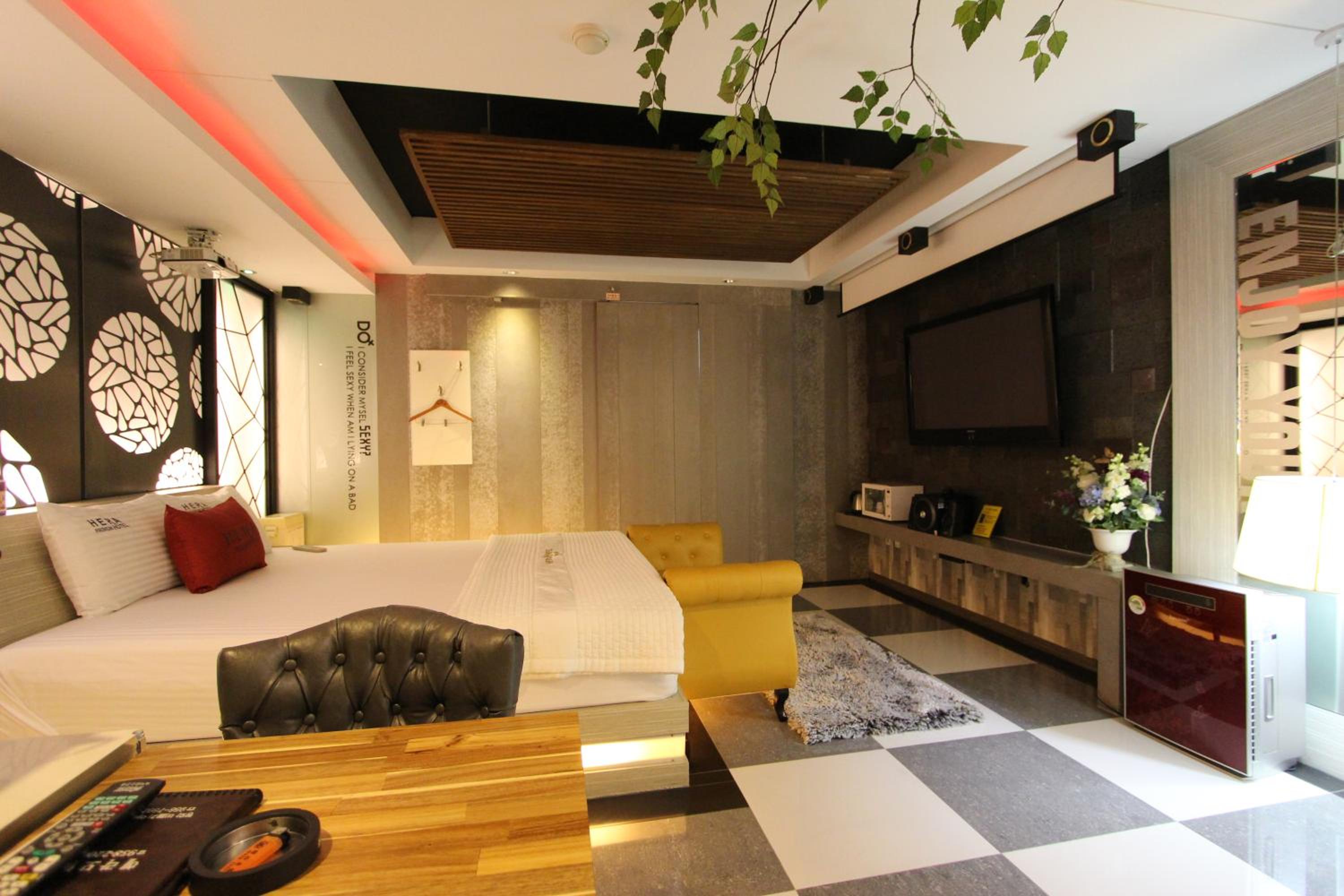 Deluxe King Room - Photo 2