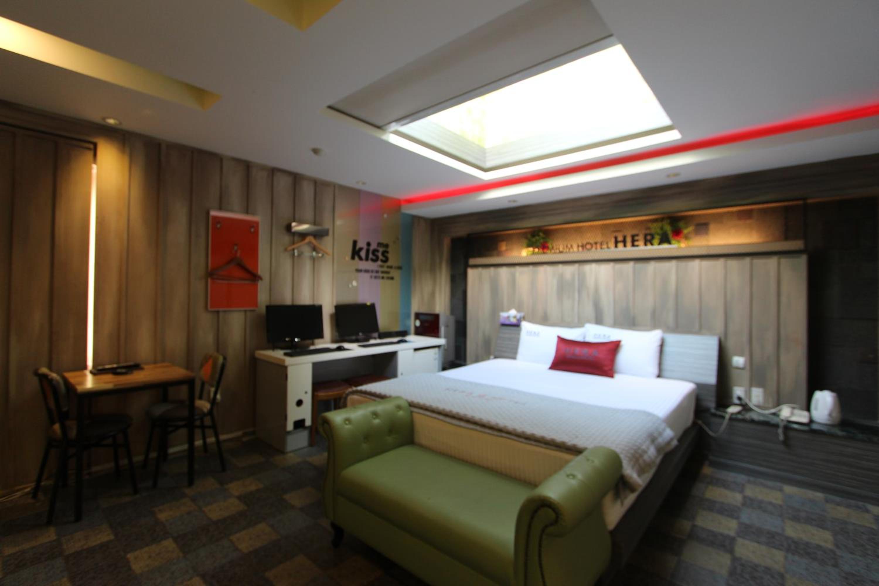 Standard King Room - Photo 7