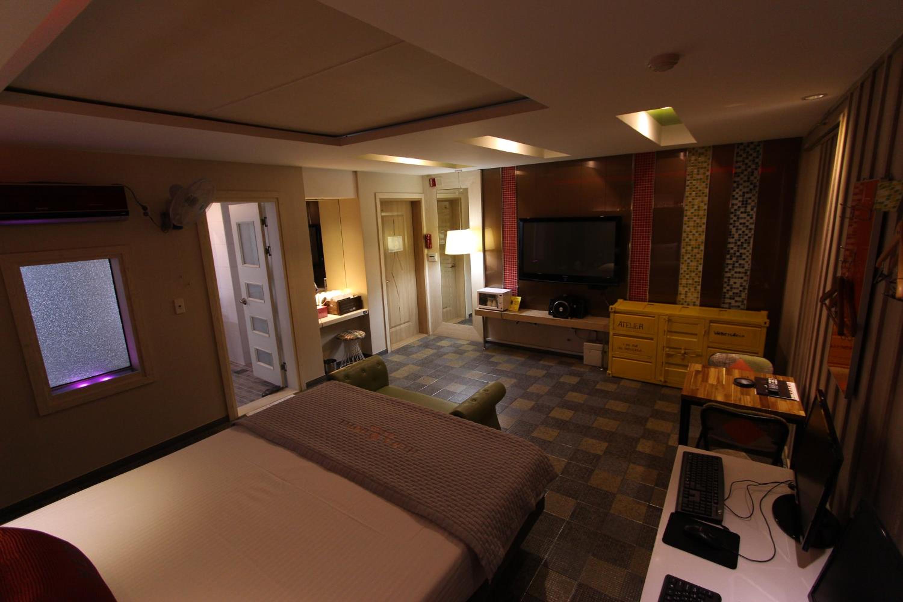 Standard King Room - Photo 8