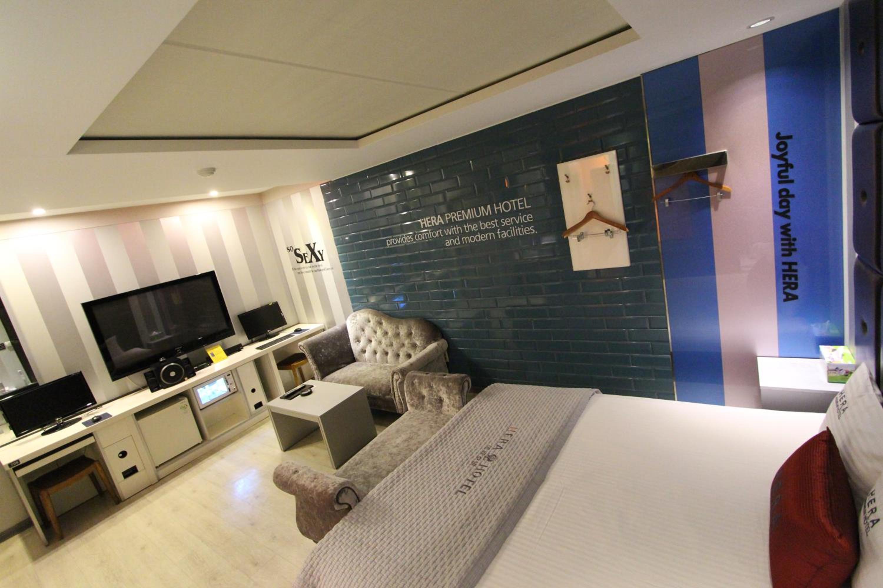 Standard King Room - Photo 12