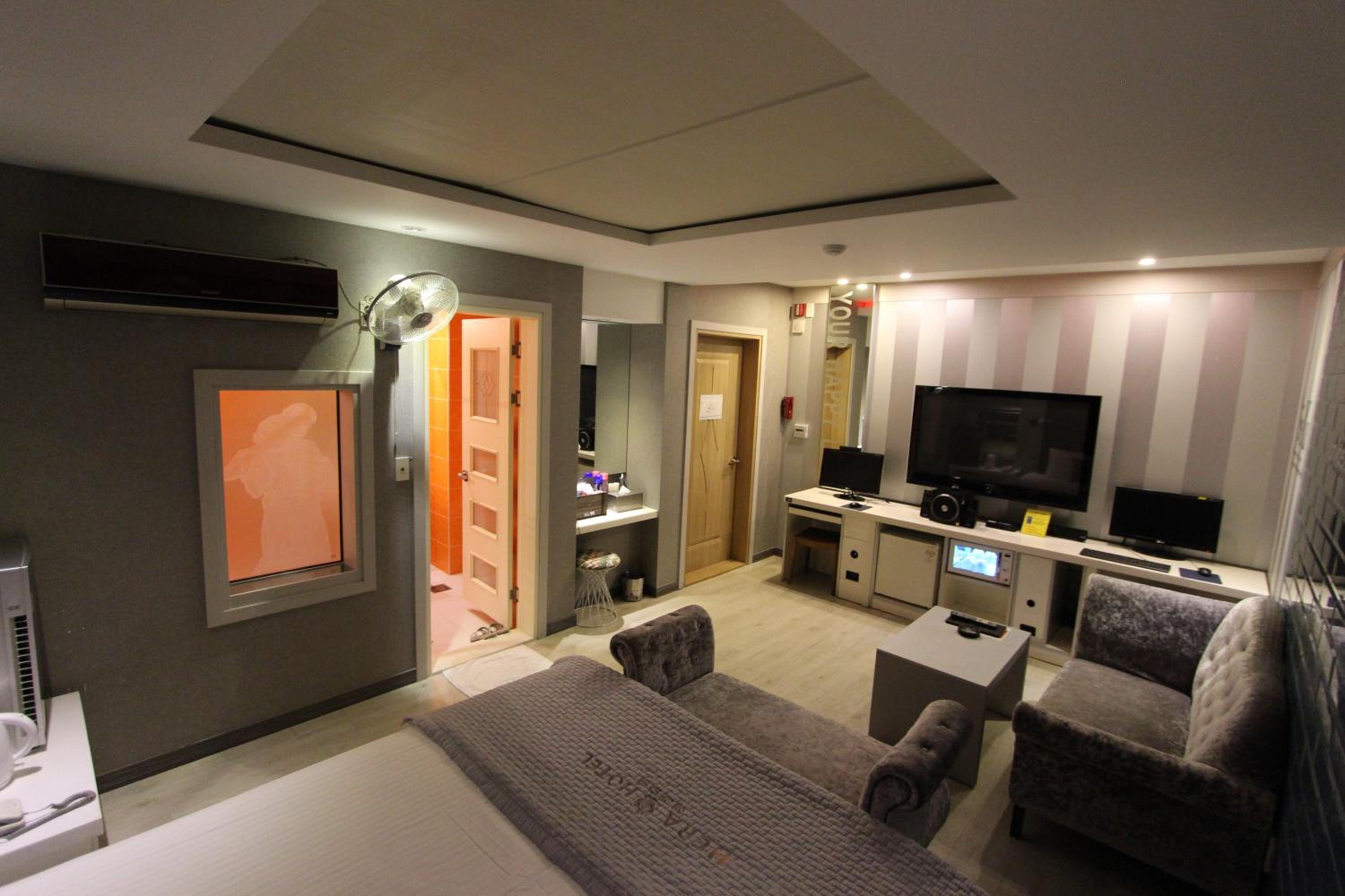 Standard King Room - Photo 10