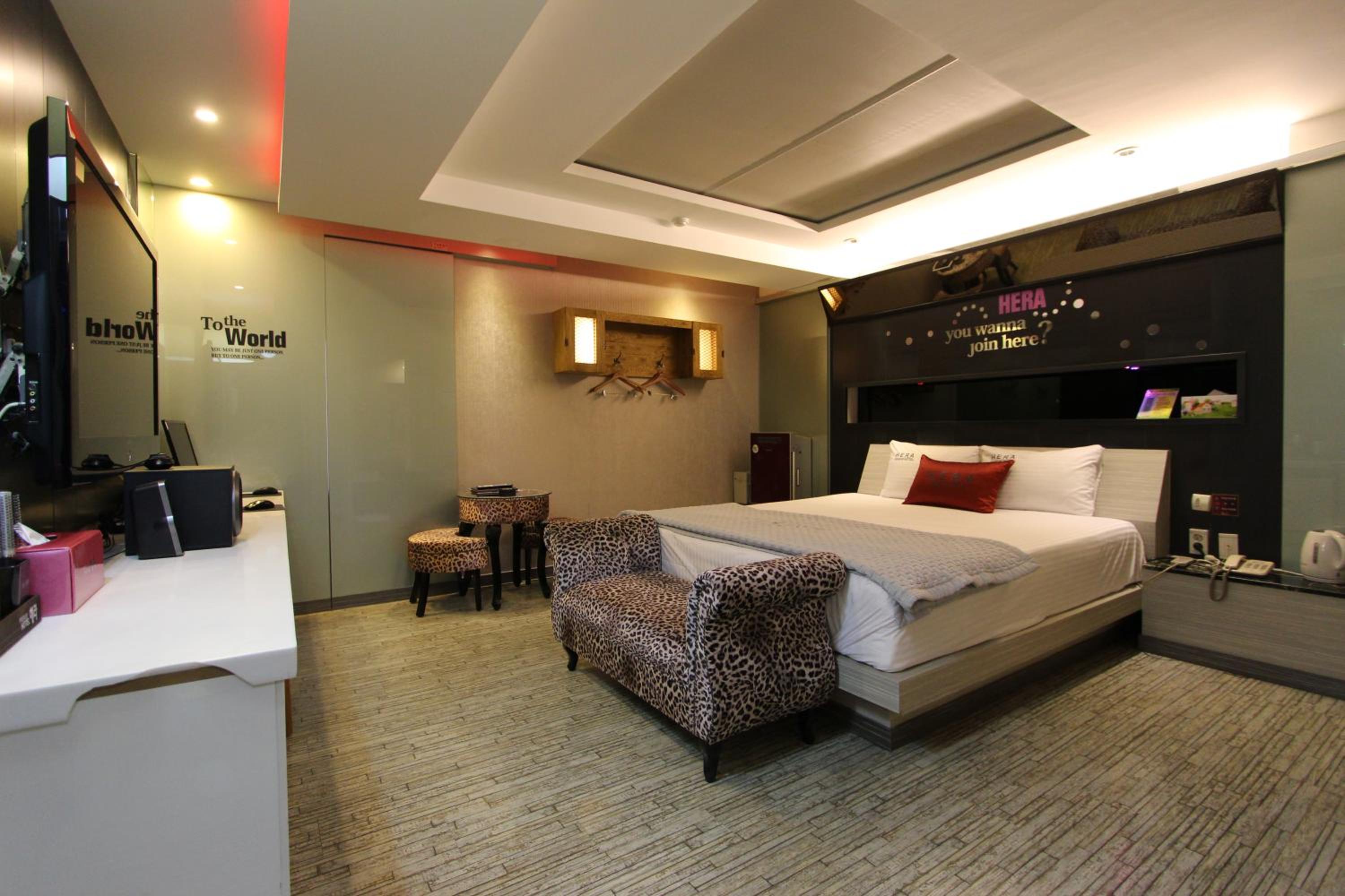 Standard King Room - Photo 2