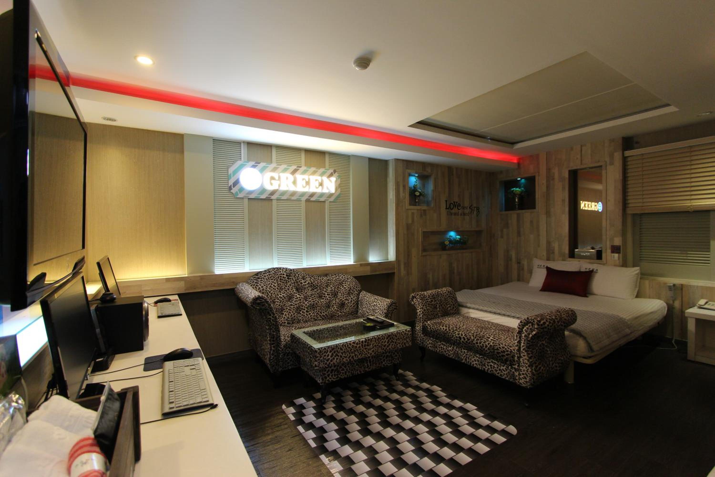 Standard King Room - Photo 6